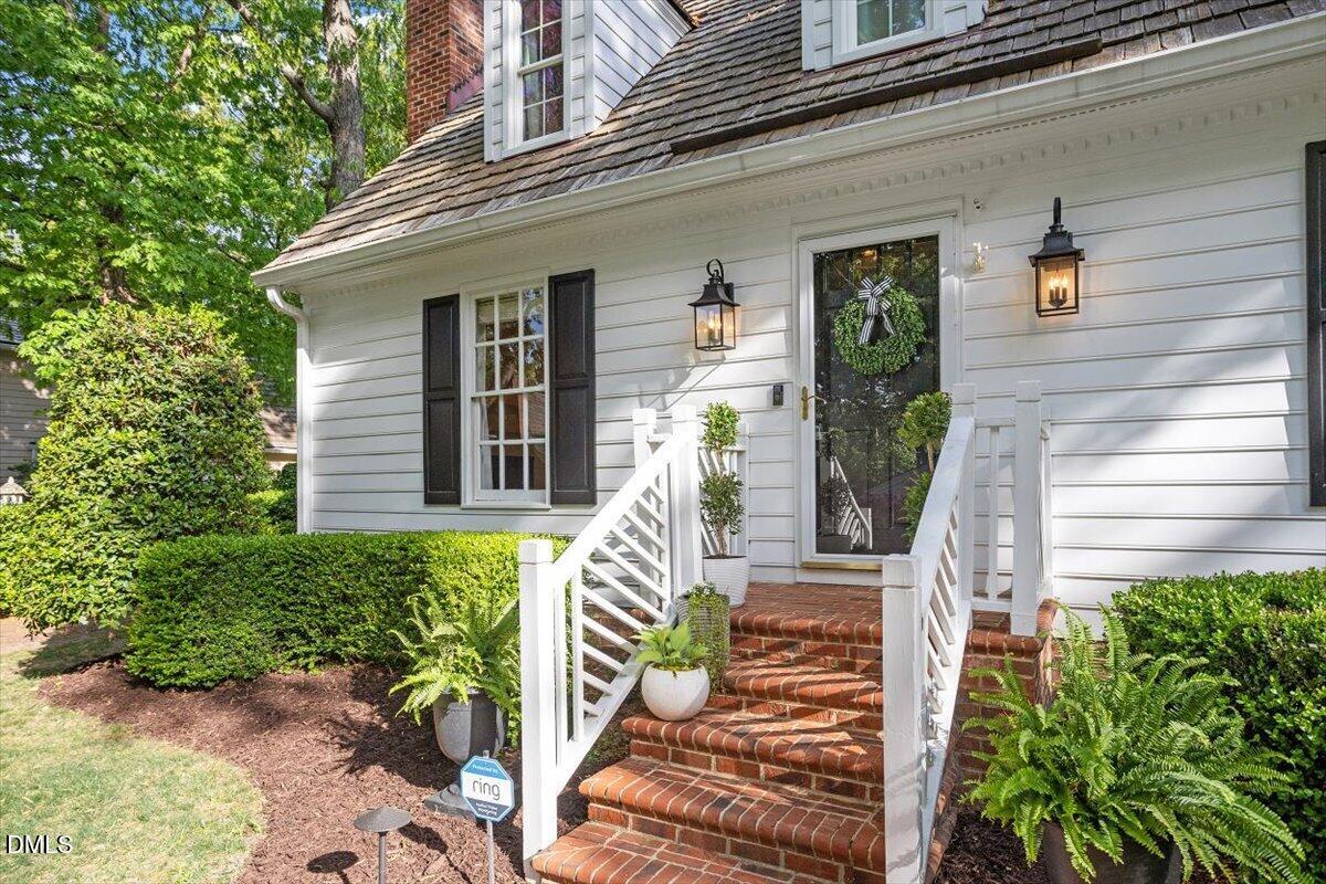 2220 Middlefield Court