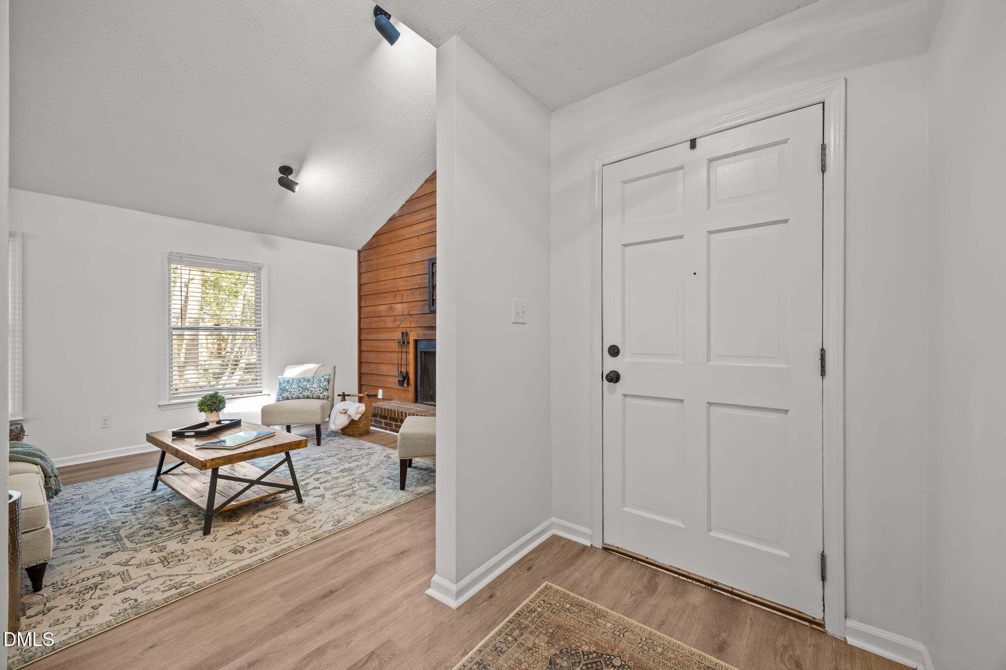 9909 Leslie Drive