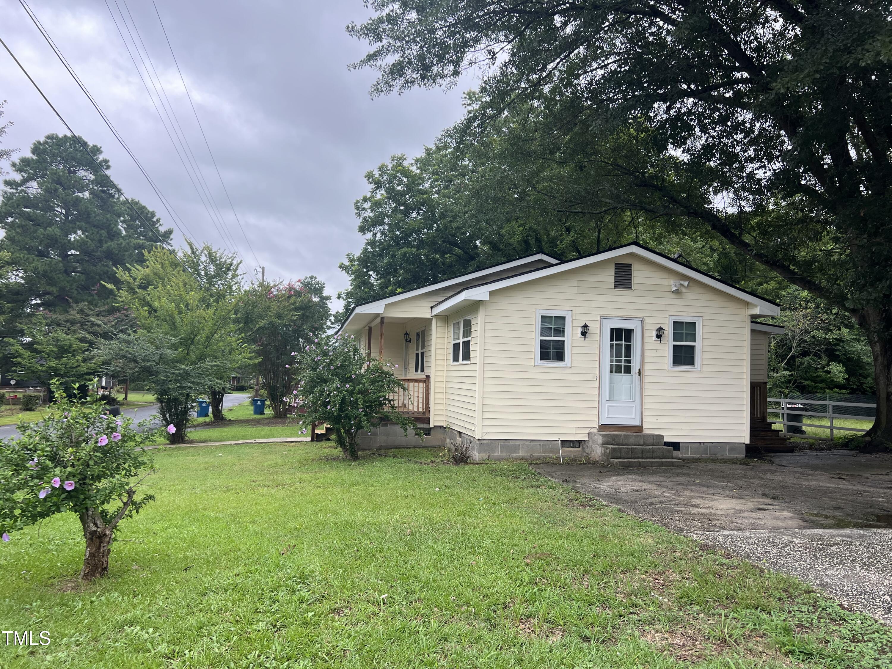 Photo 3 of 21 of 902 N Magnolia Avenue house