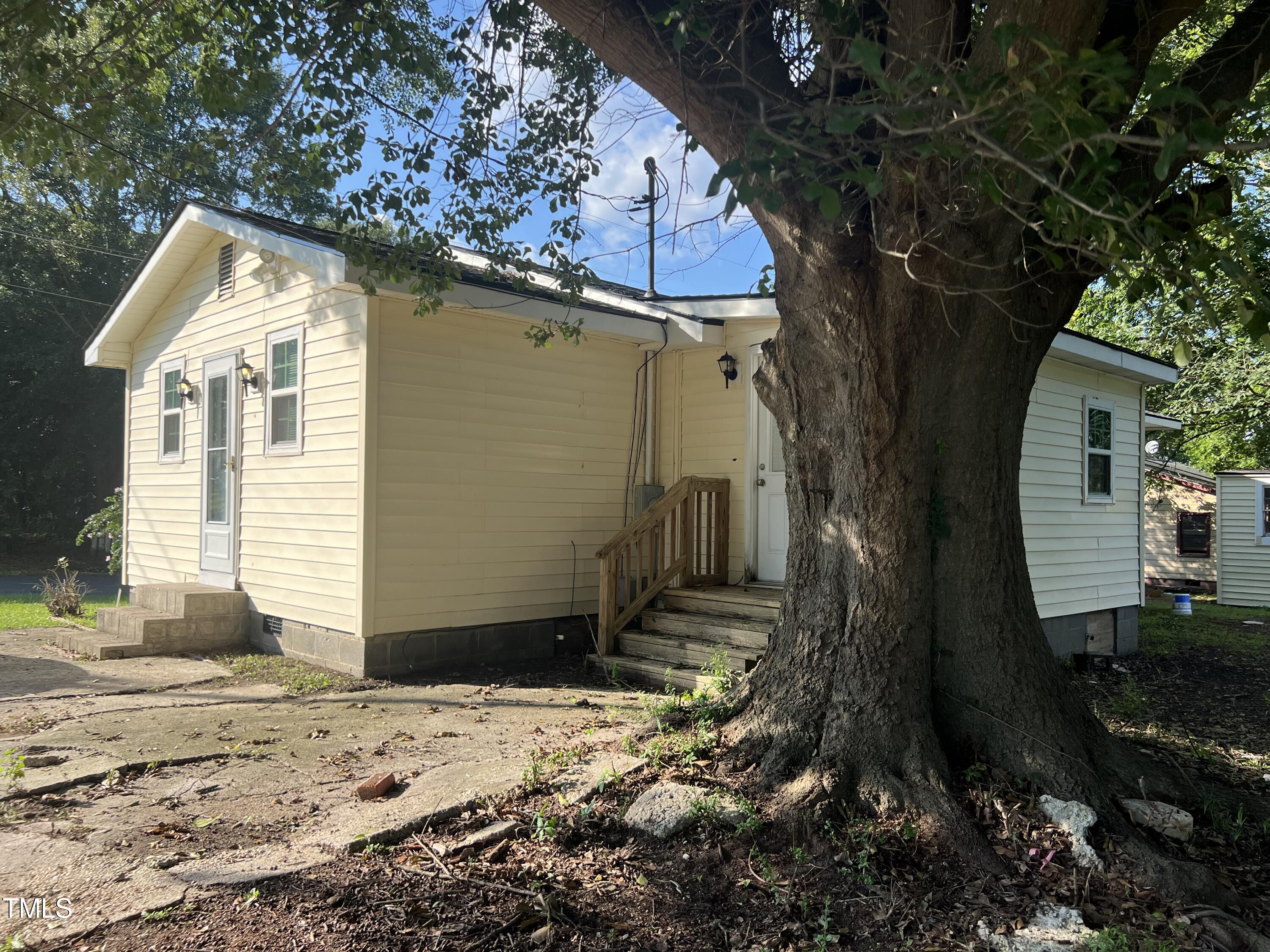 Photo 2 of 21 of 902 N Magnolia Avenue house