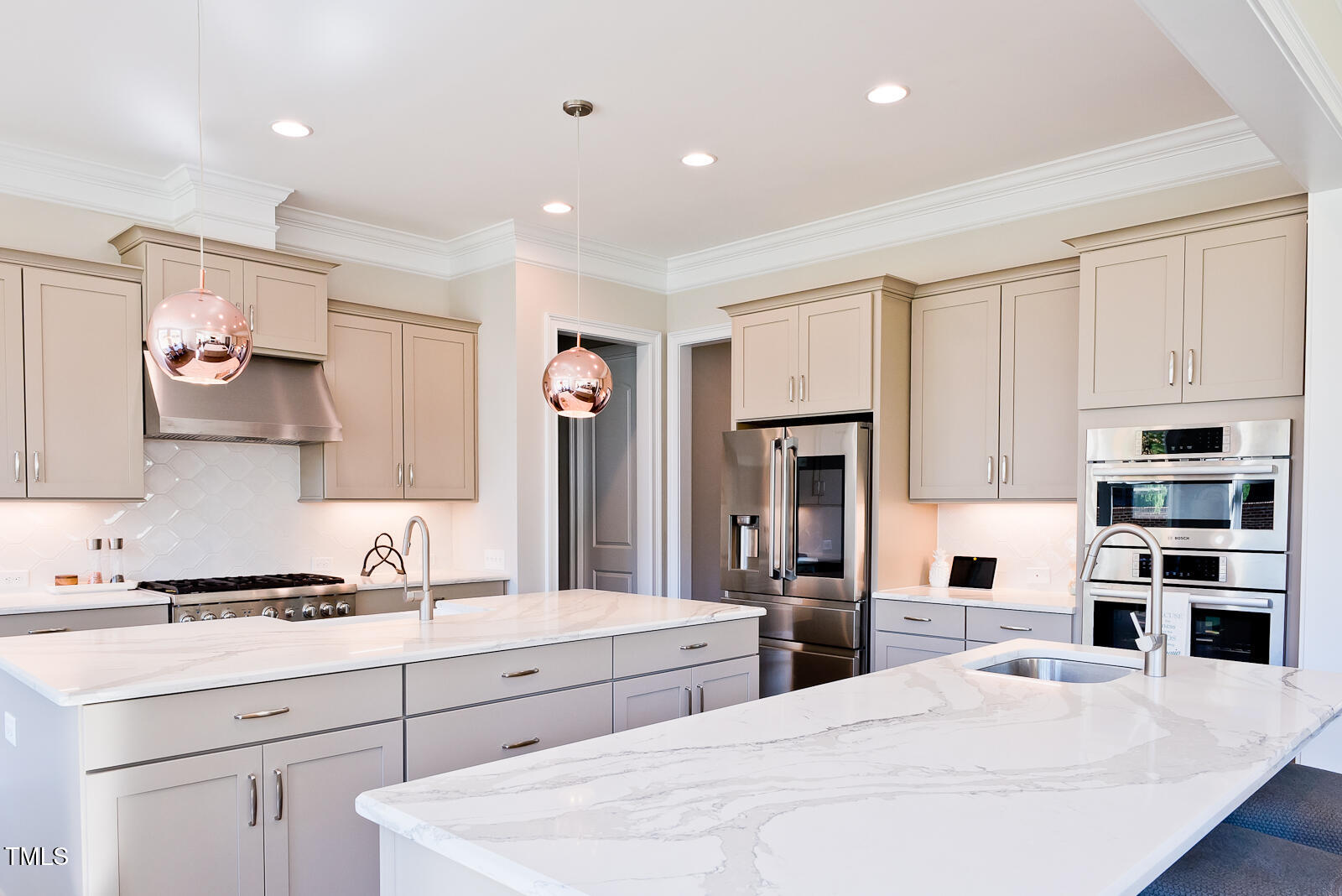 2128 Vandiver Way