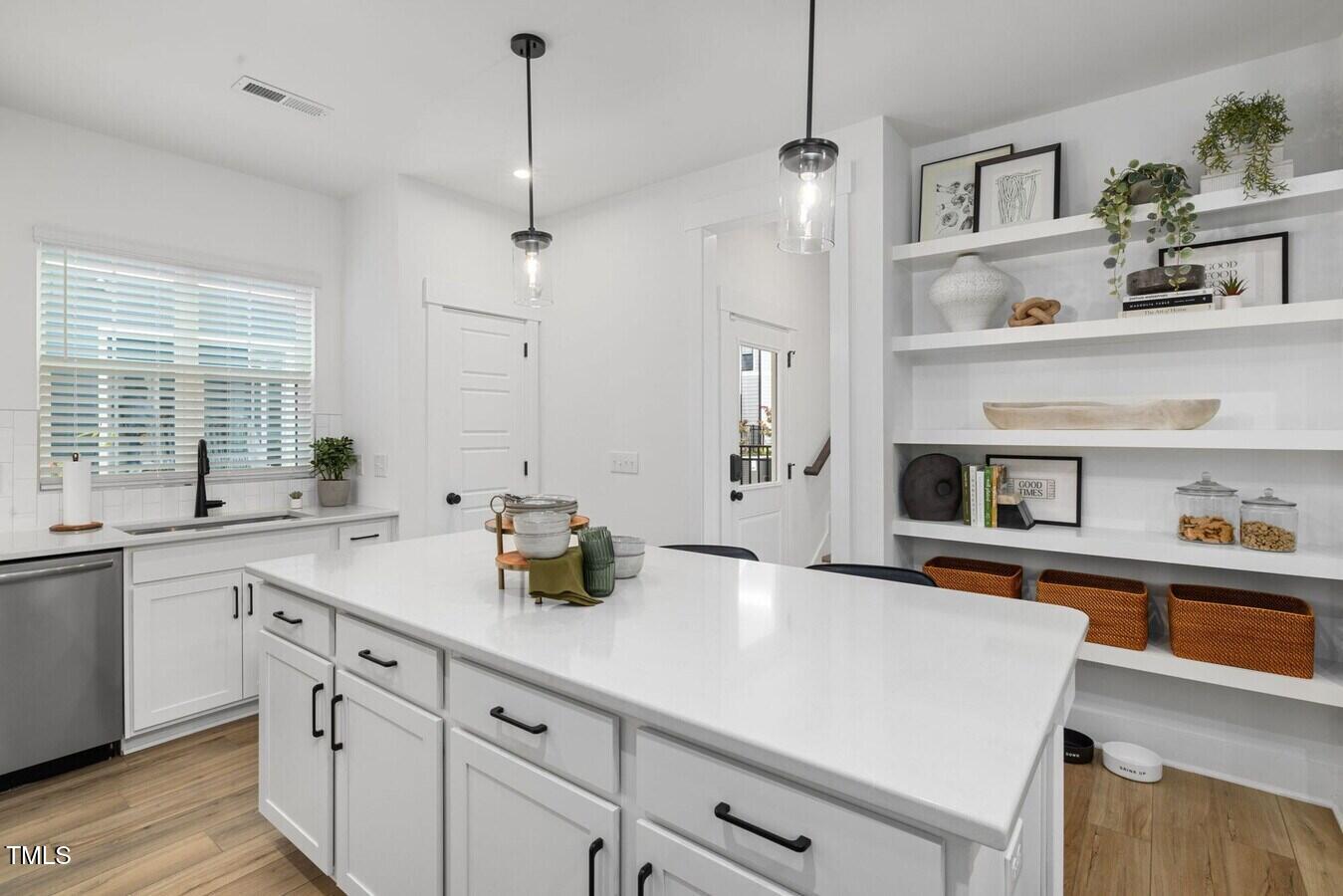 Raleigh, North Carolina 27601, United States, 3 Bedrooms Bedrooms, ,3 BathroomsBathrooms,Residential,Active,52095