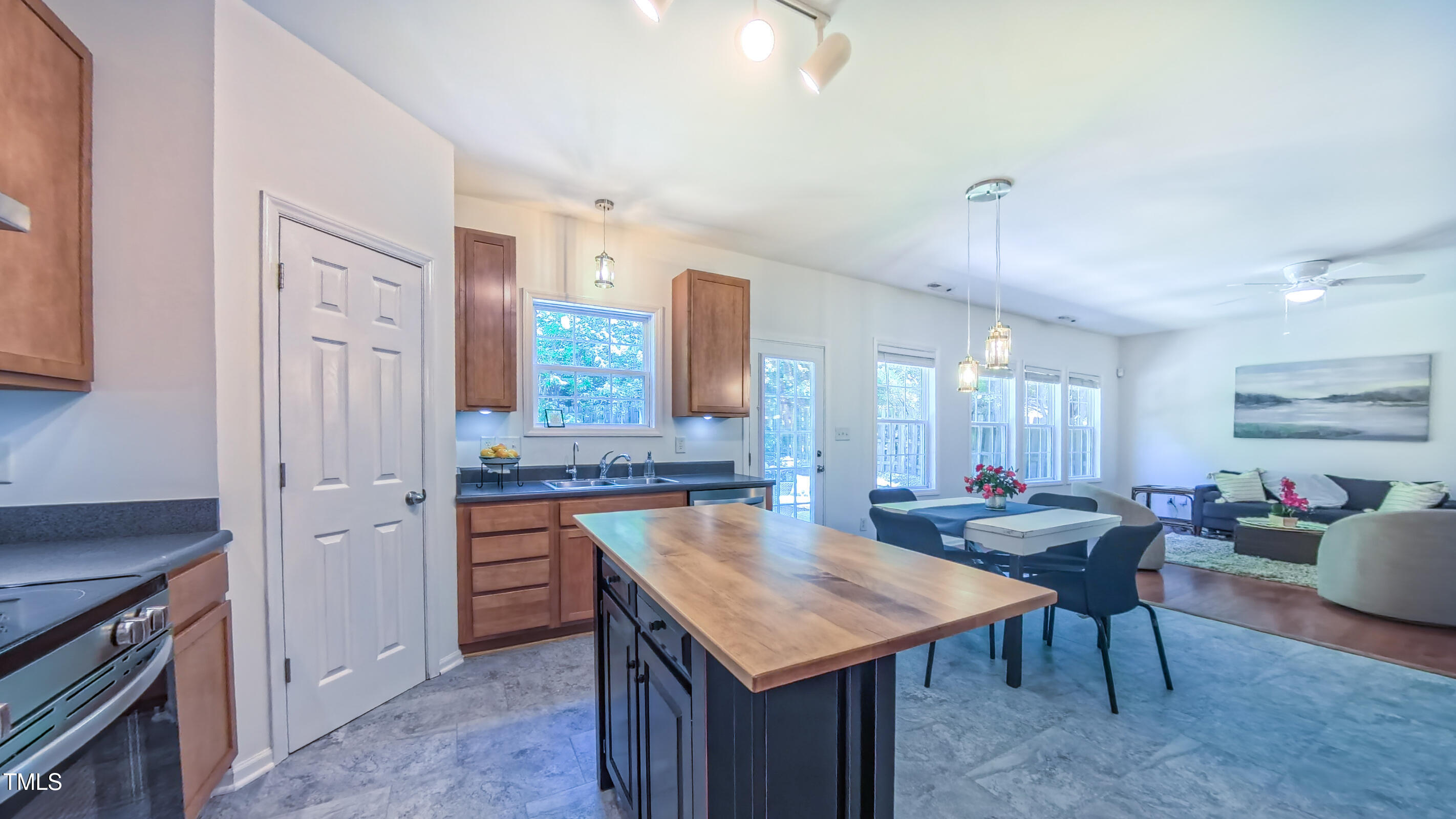 Durham, North Carolina 27704, United States, 4 Bedrooms Bedrooms, ,3 BathroomsBathrooms,Residential,Pending,153641