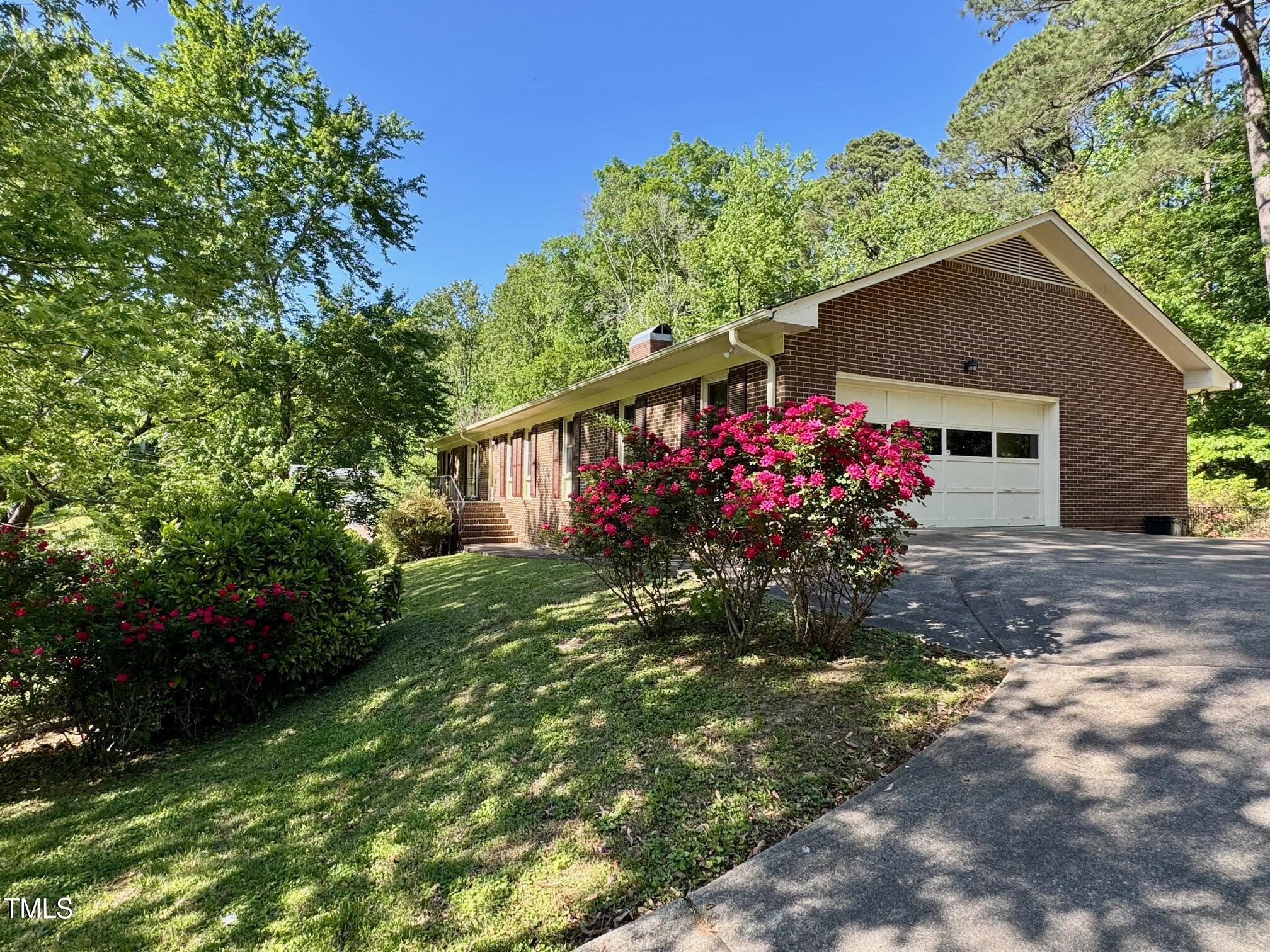 2118 N Woodland Road