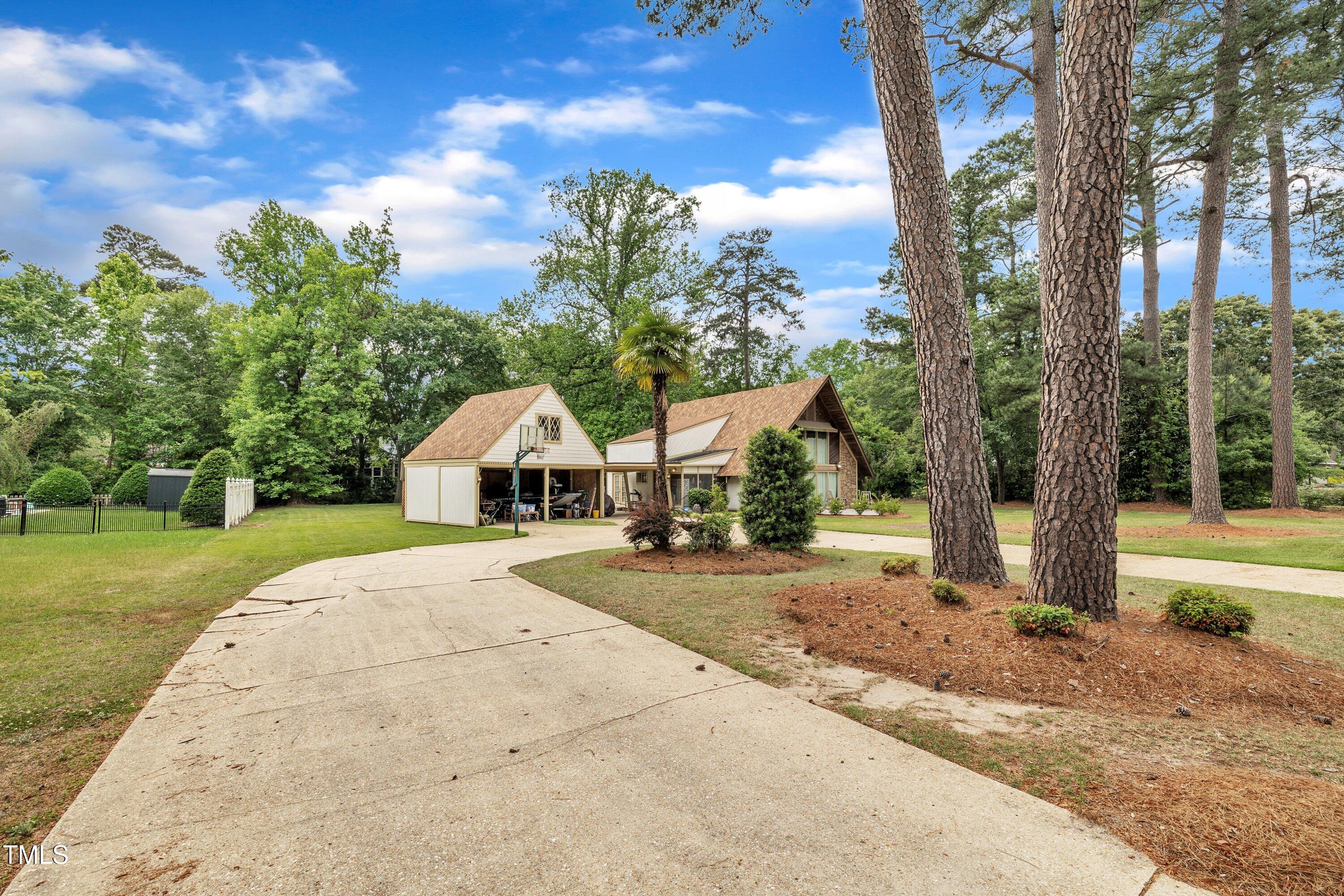 1003 W Divine Street
