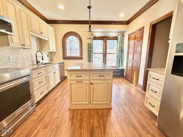 6844 Gloucester Road