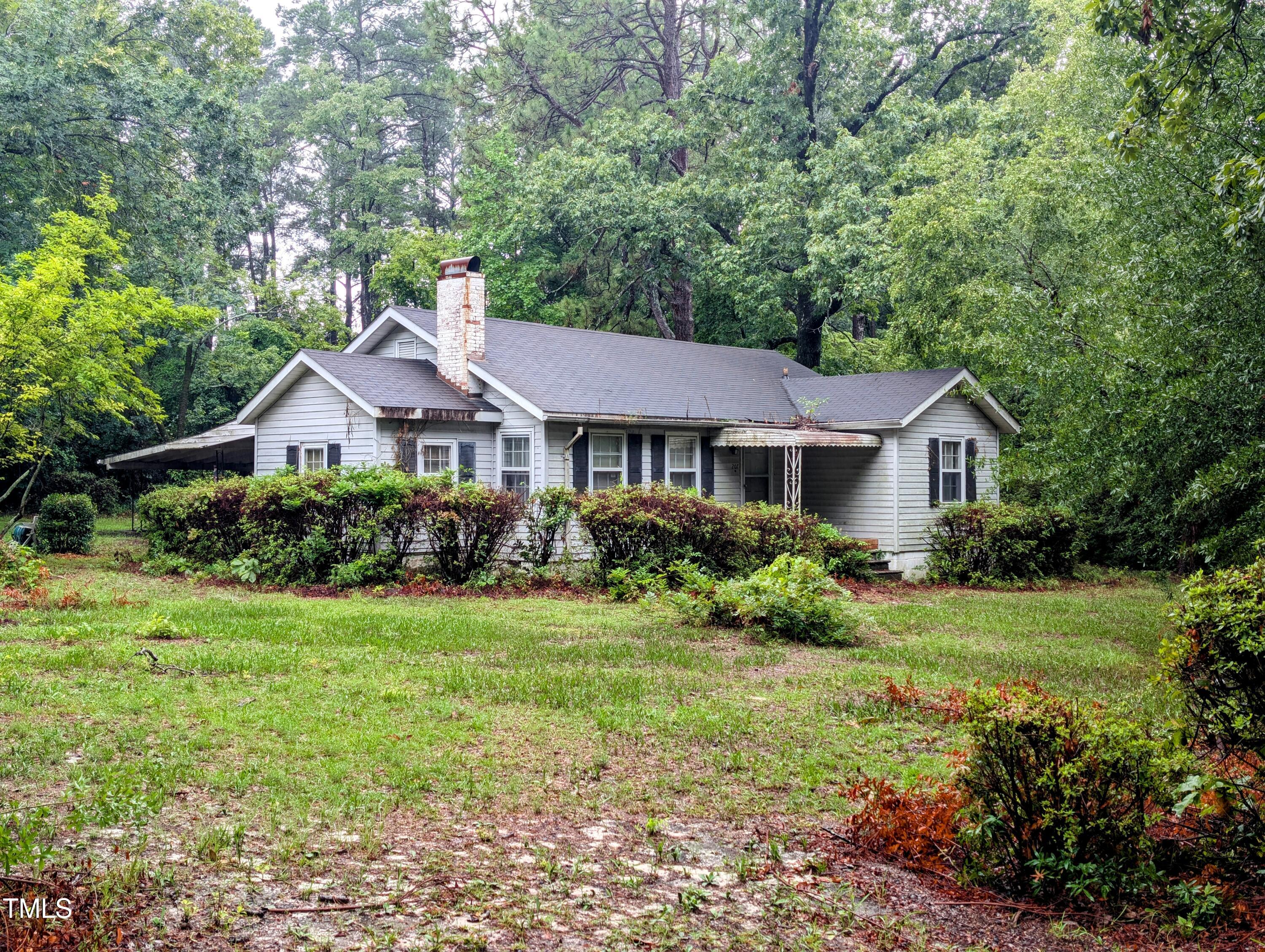 207 Country Club Drive 1 0f 2