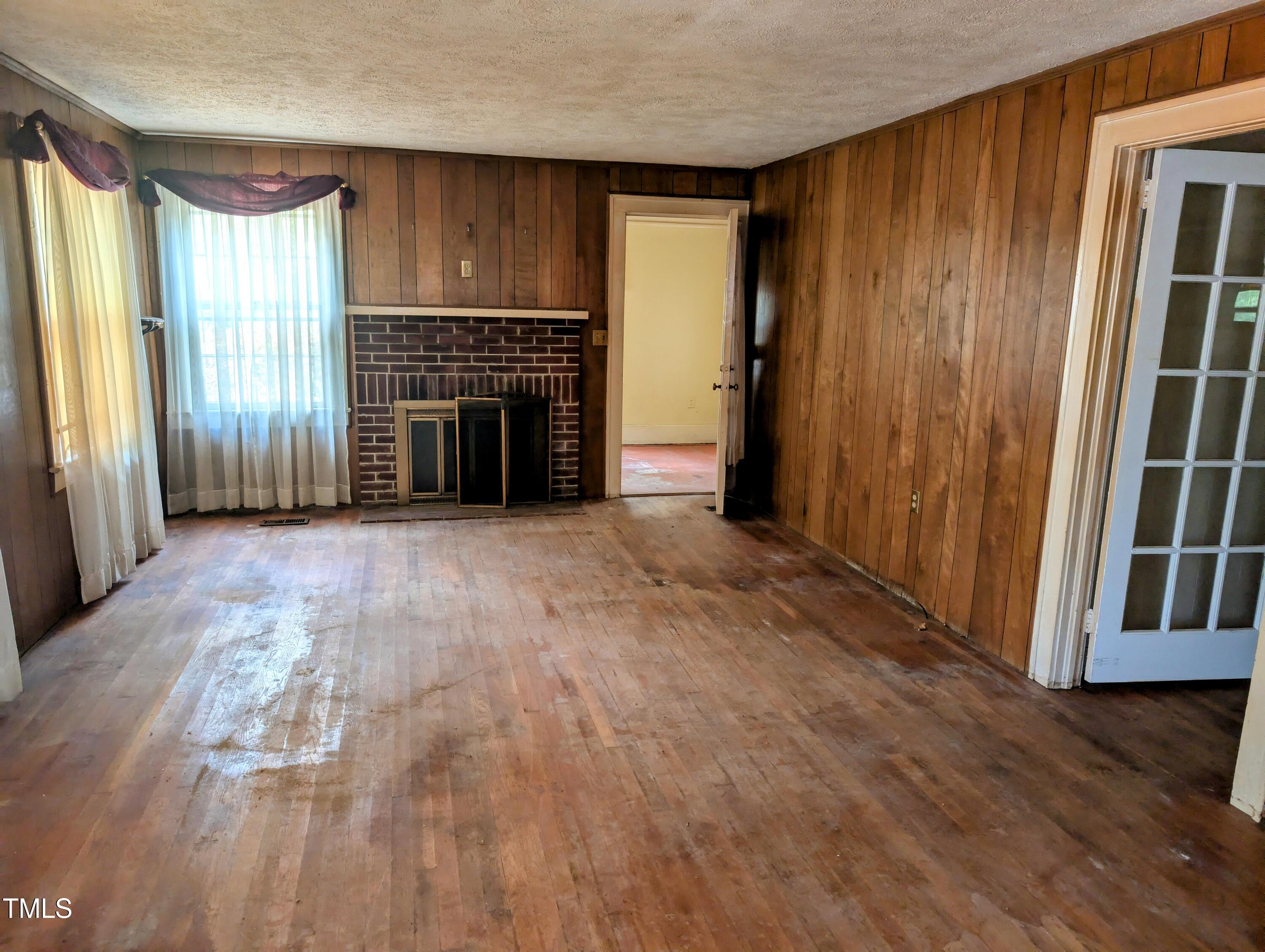 207 Country Club Drive 1 0f 2