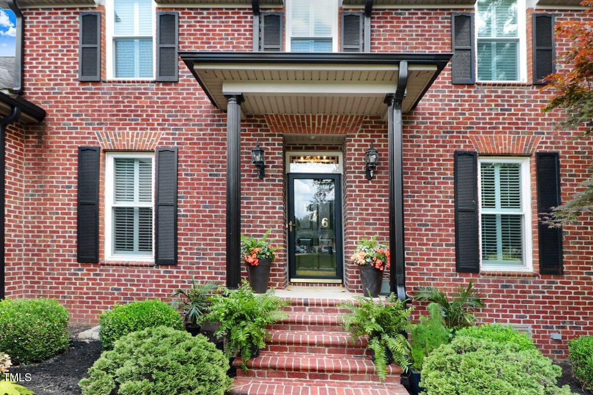 116 Twin Oaks Place