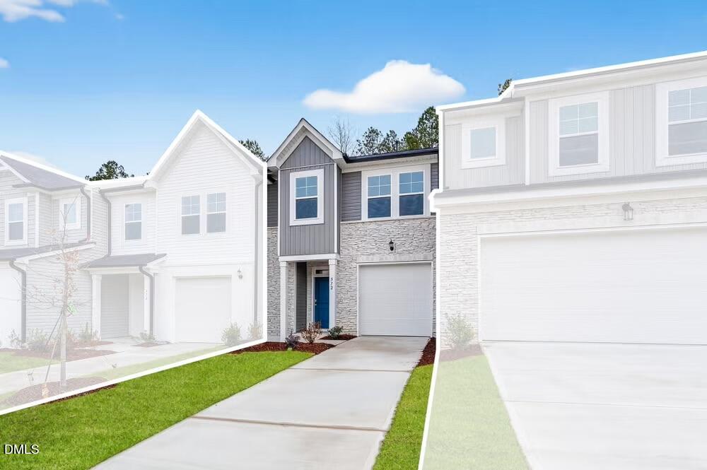 572 Barrington Row Avenue