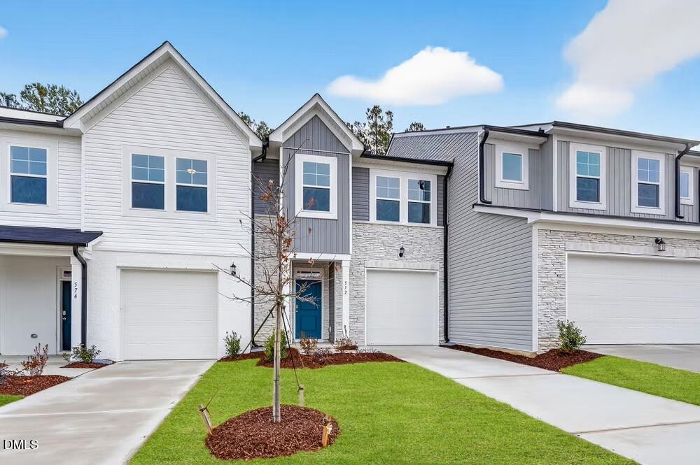 572 Barrington Row Avenue