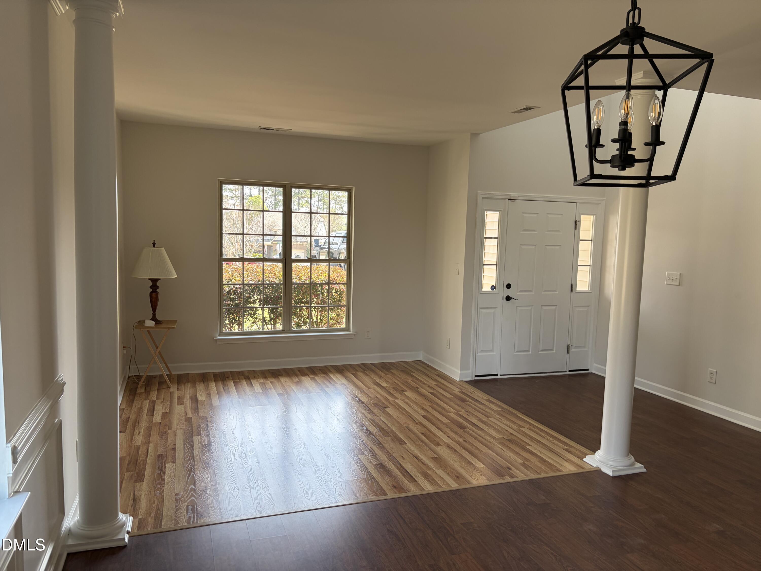 33 W Smoketree Court