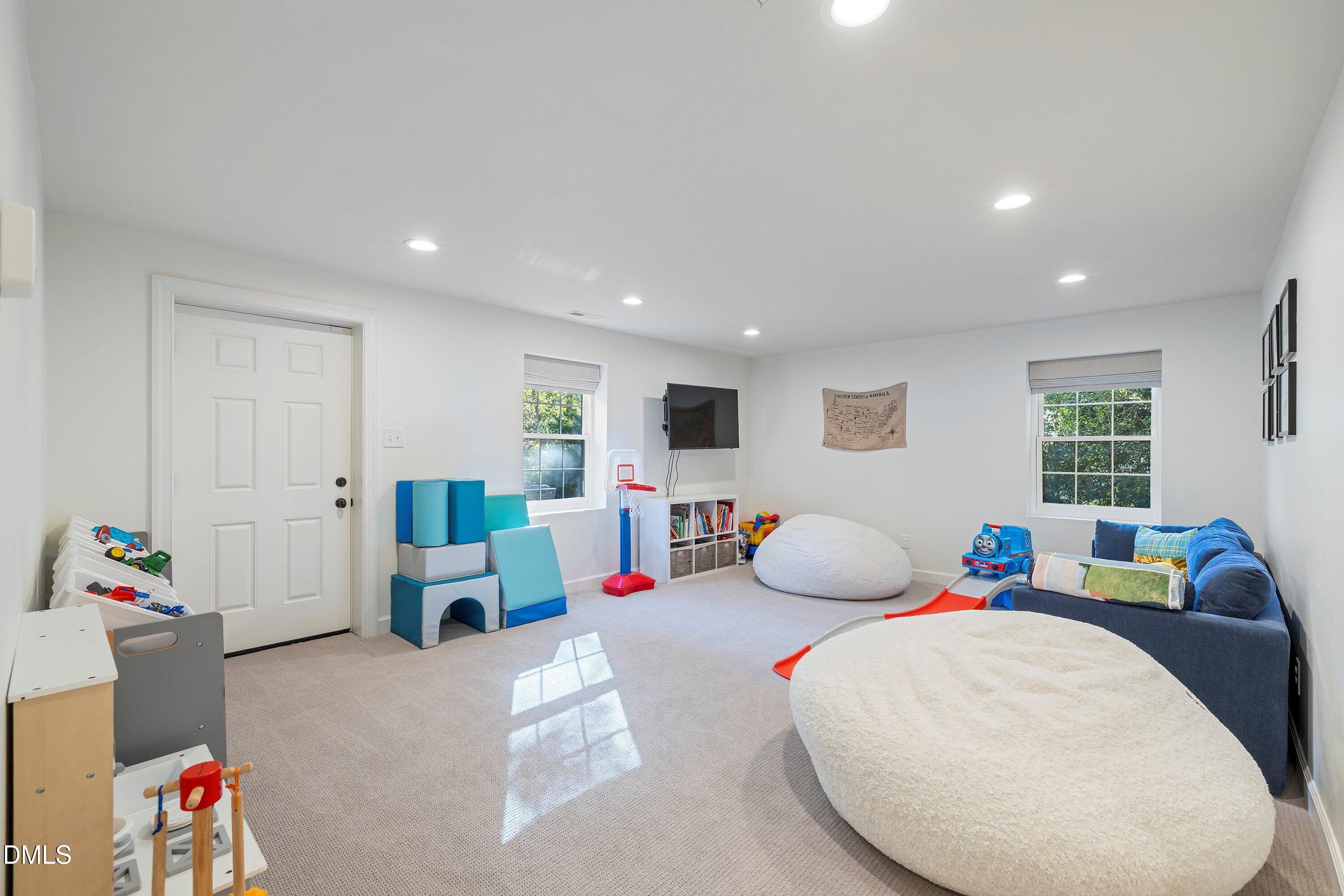 Raleigh, North Carolina 27612, United States, 4 Bedrooms Bedrooms, ,3 BathroomsBathrooms,Residential,Pending,233936