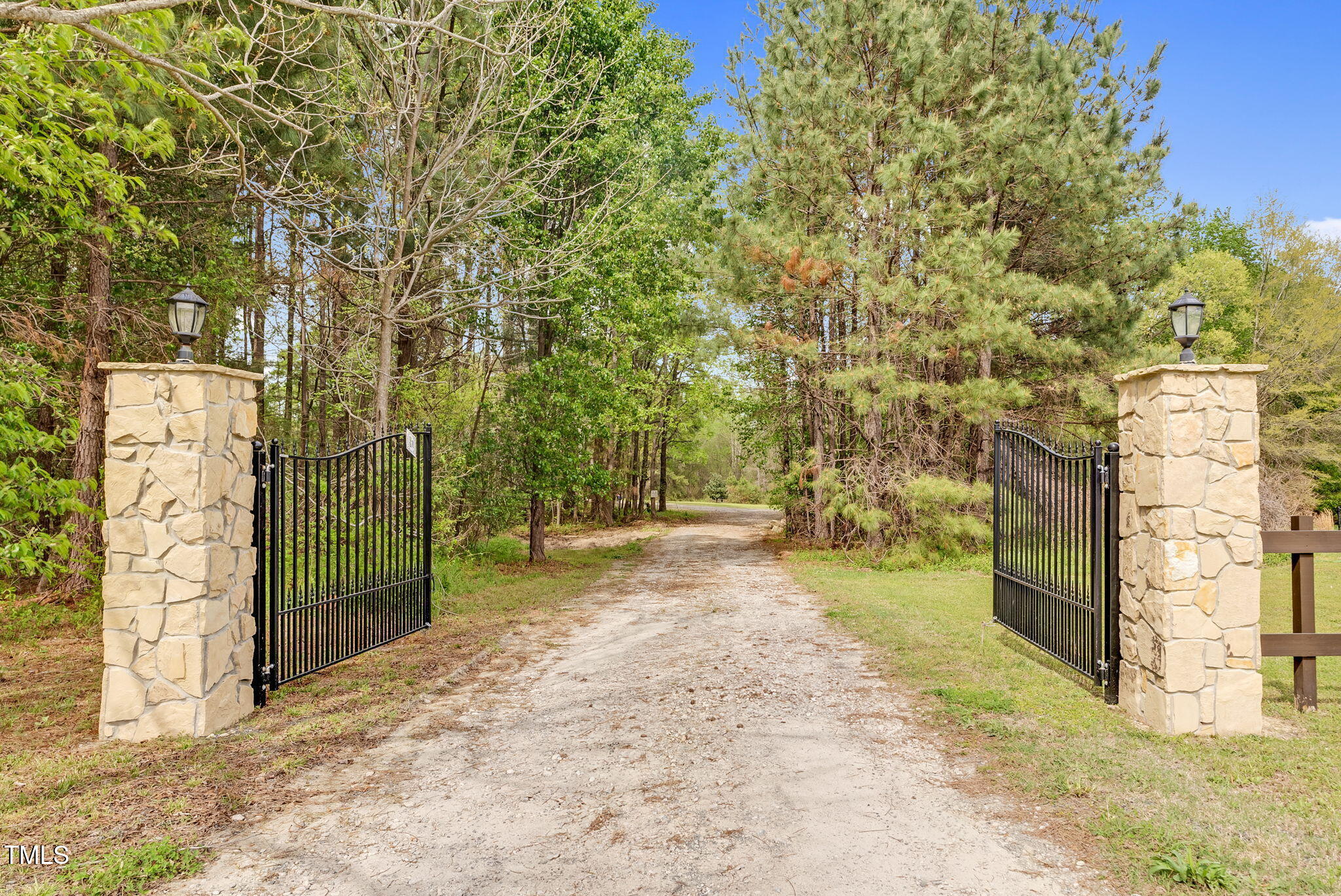 93 Clifton Pond Road