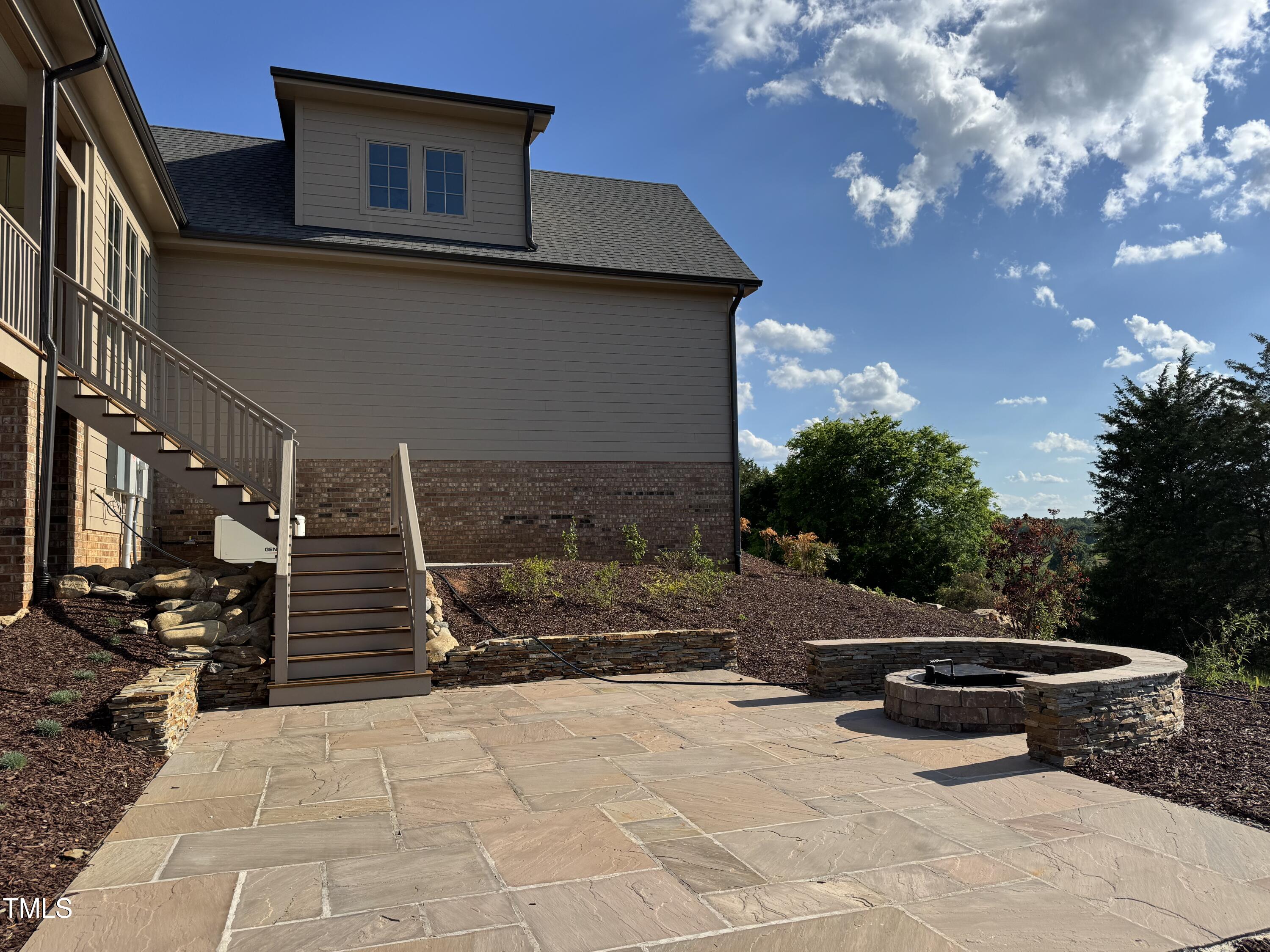 976 Knob Hill Dr.