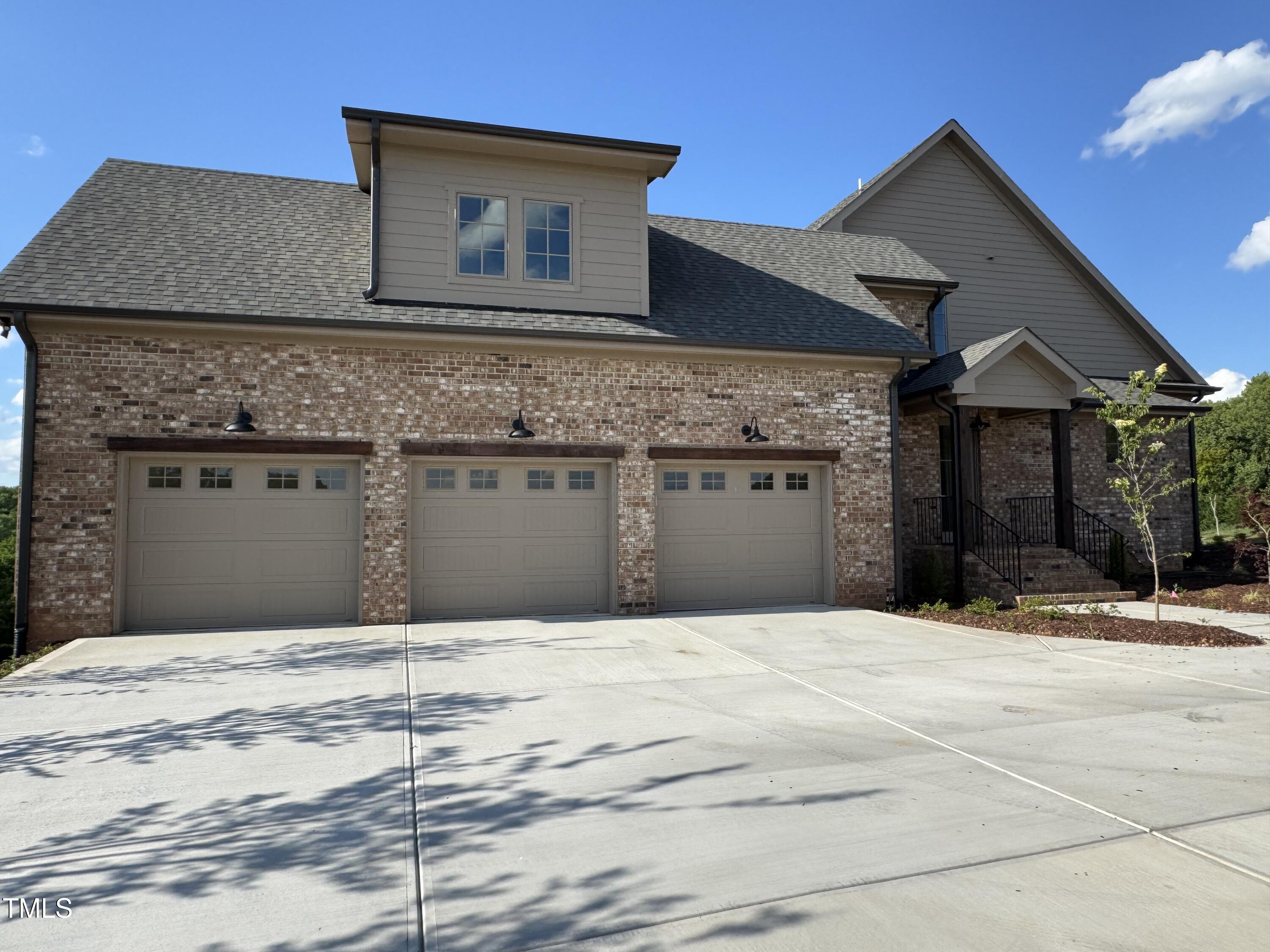 976 Knob Hill Dr.
