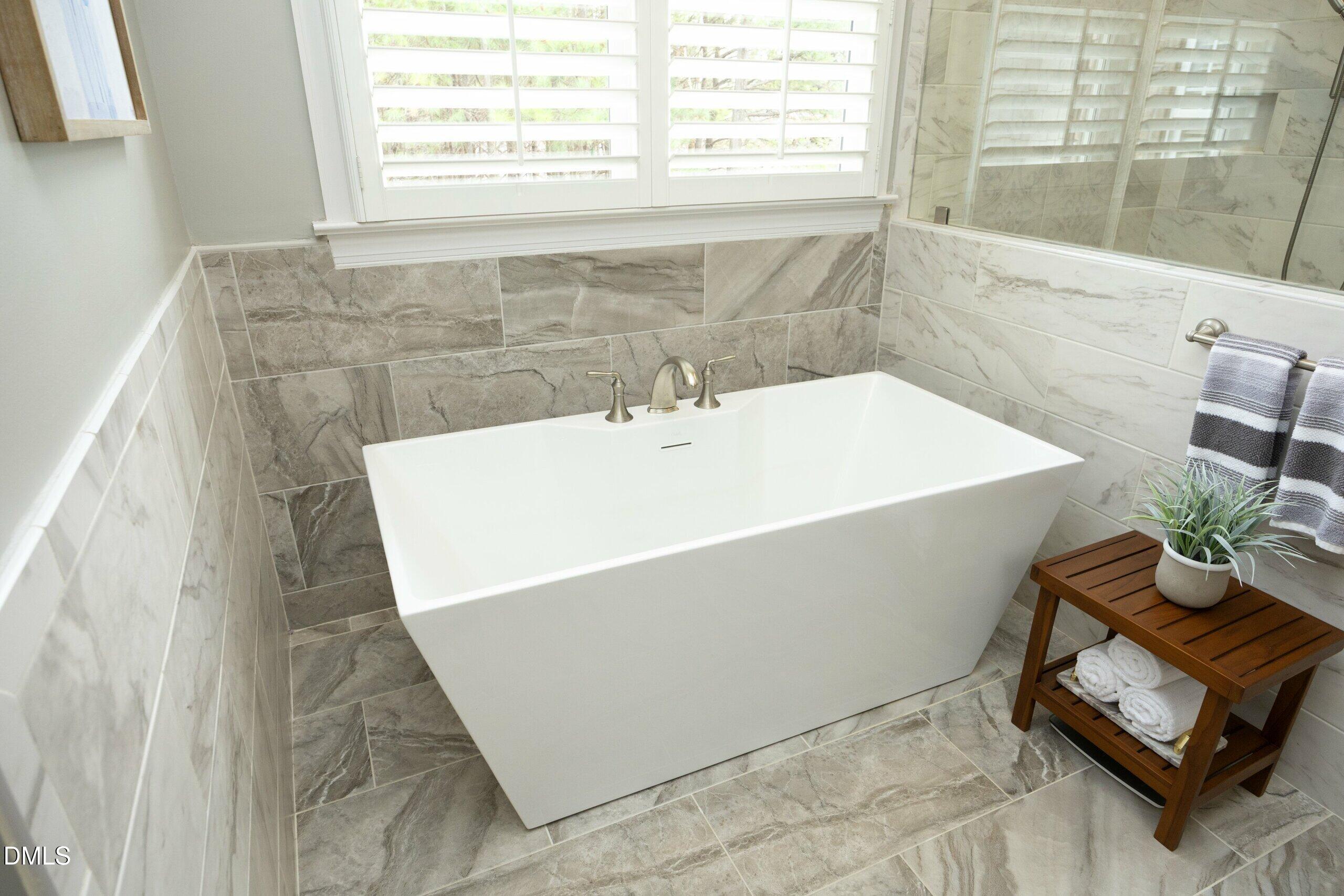 2705 Peachleaf Street