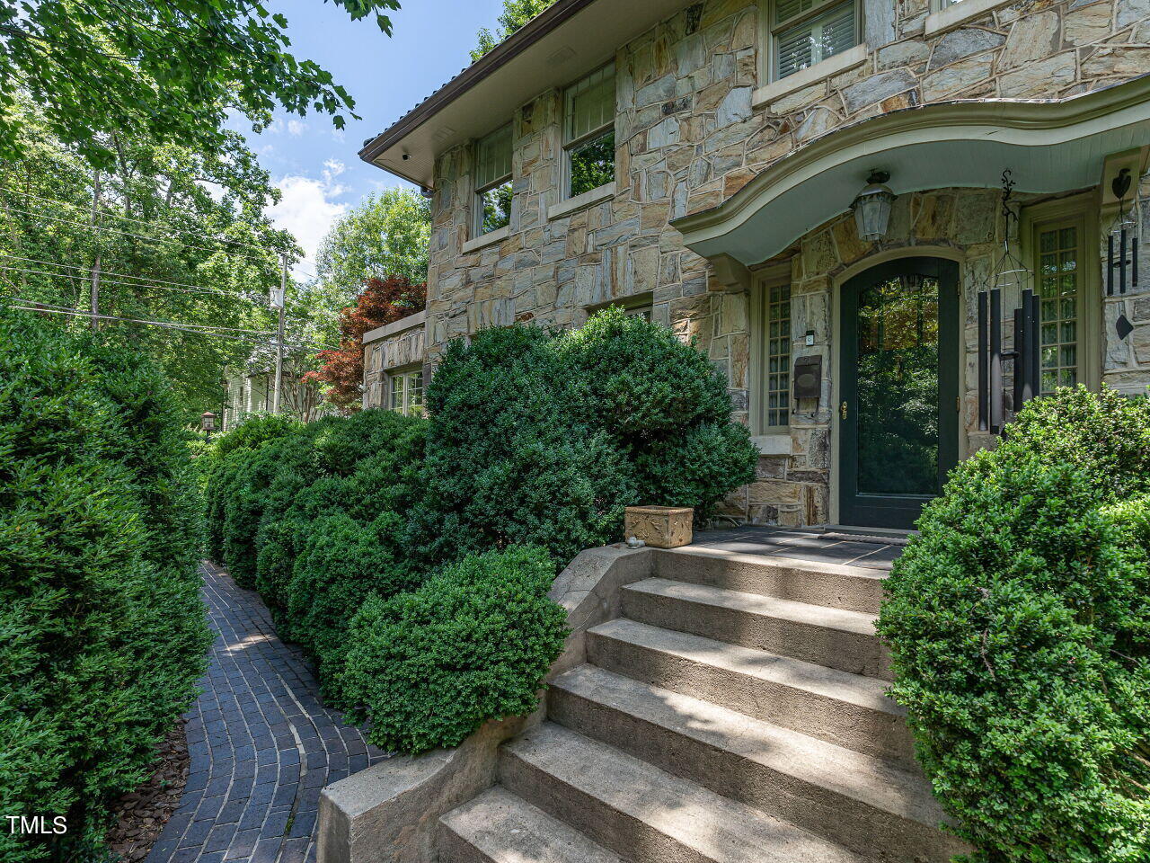 2501 Kenmore Drive