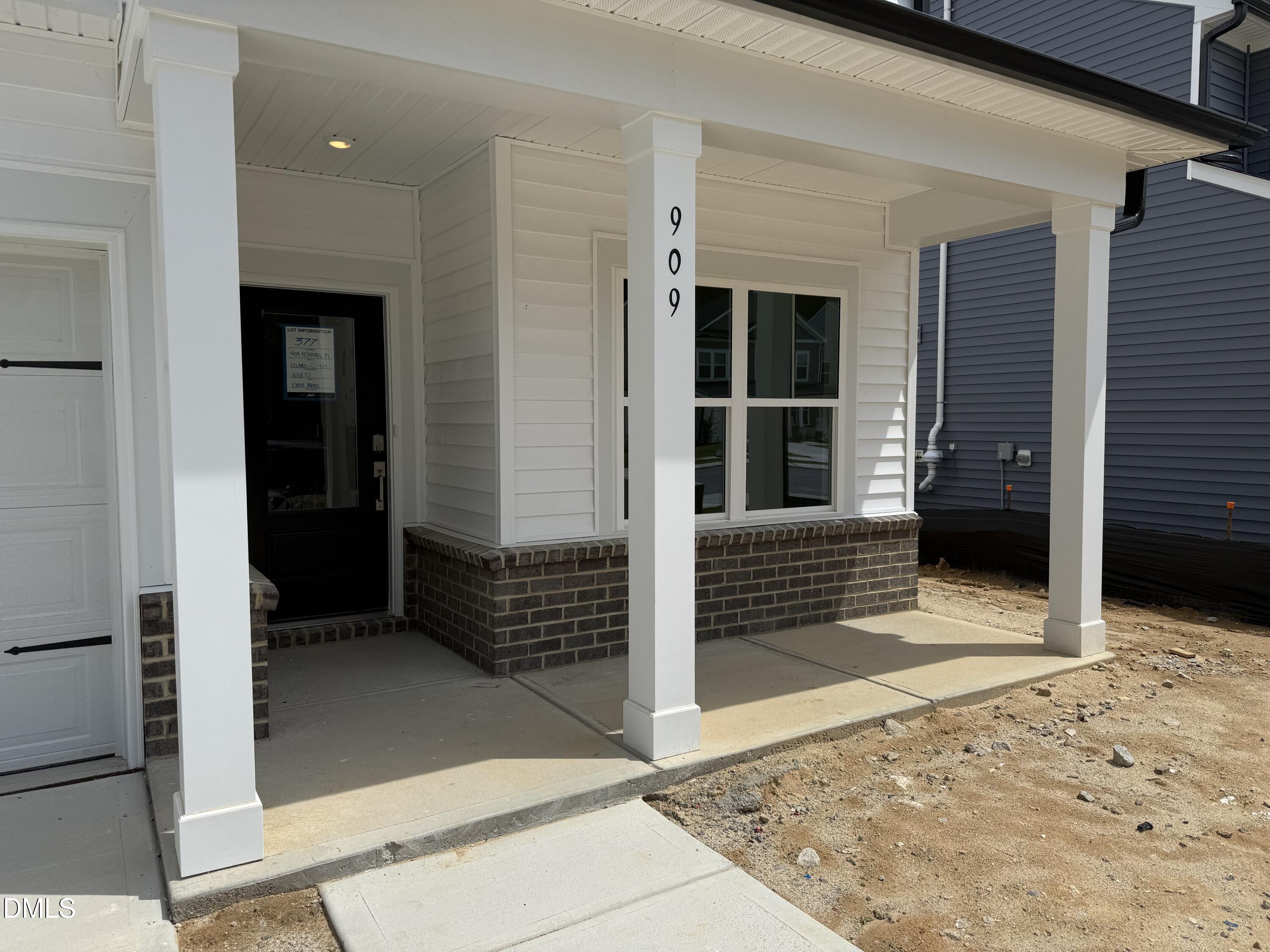 909 Fetching Place 377