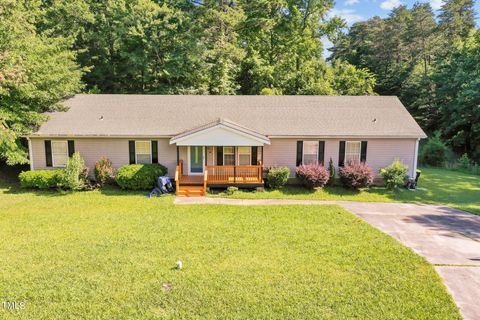 Single Family Residence in Burlington NC 1453 Knollwood Drive 2.jpg