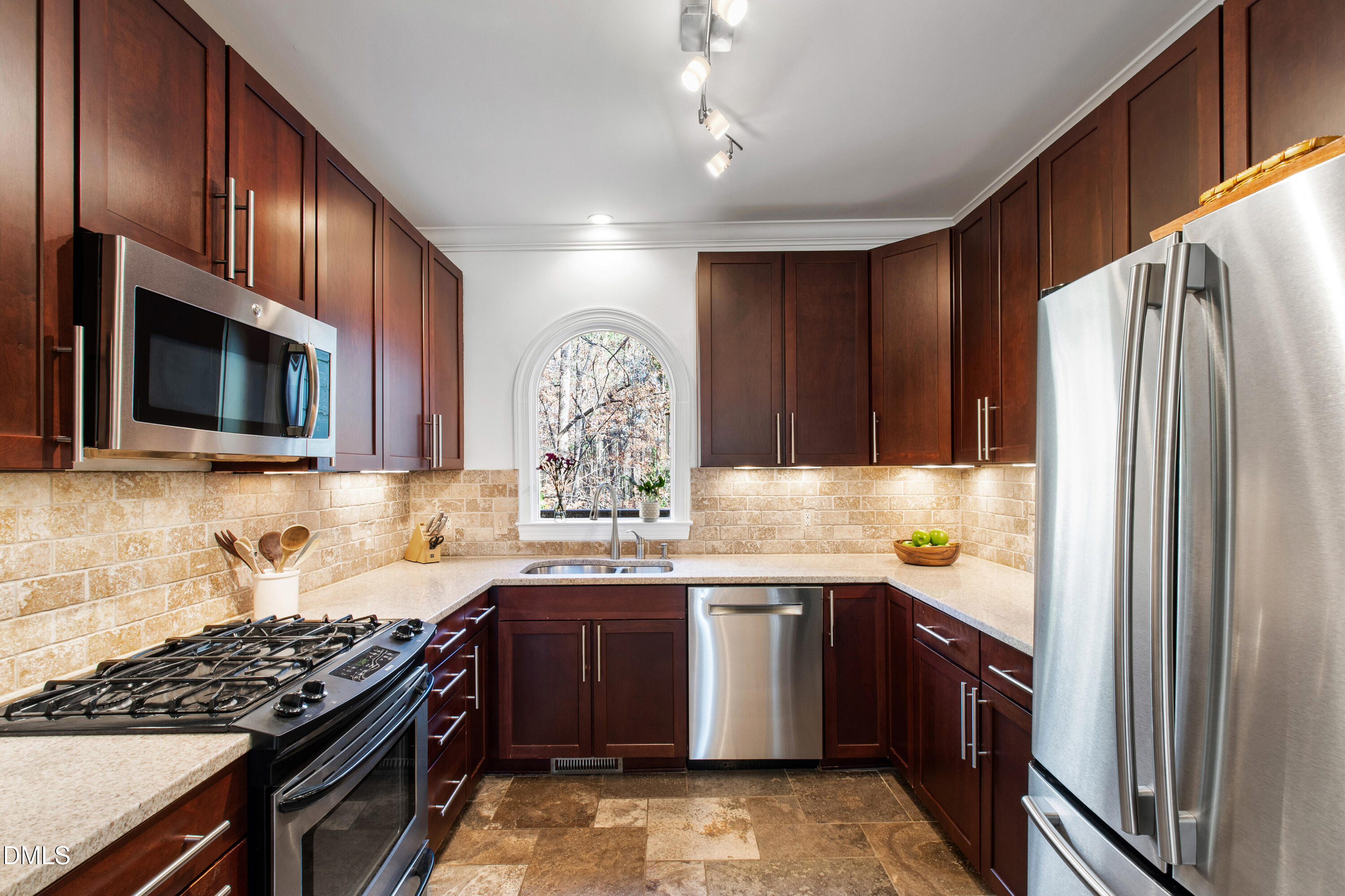 6840 Gloucester Road