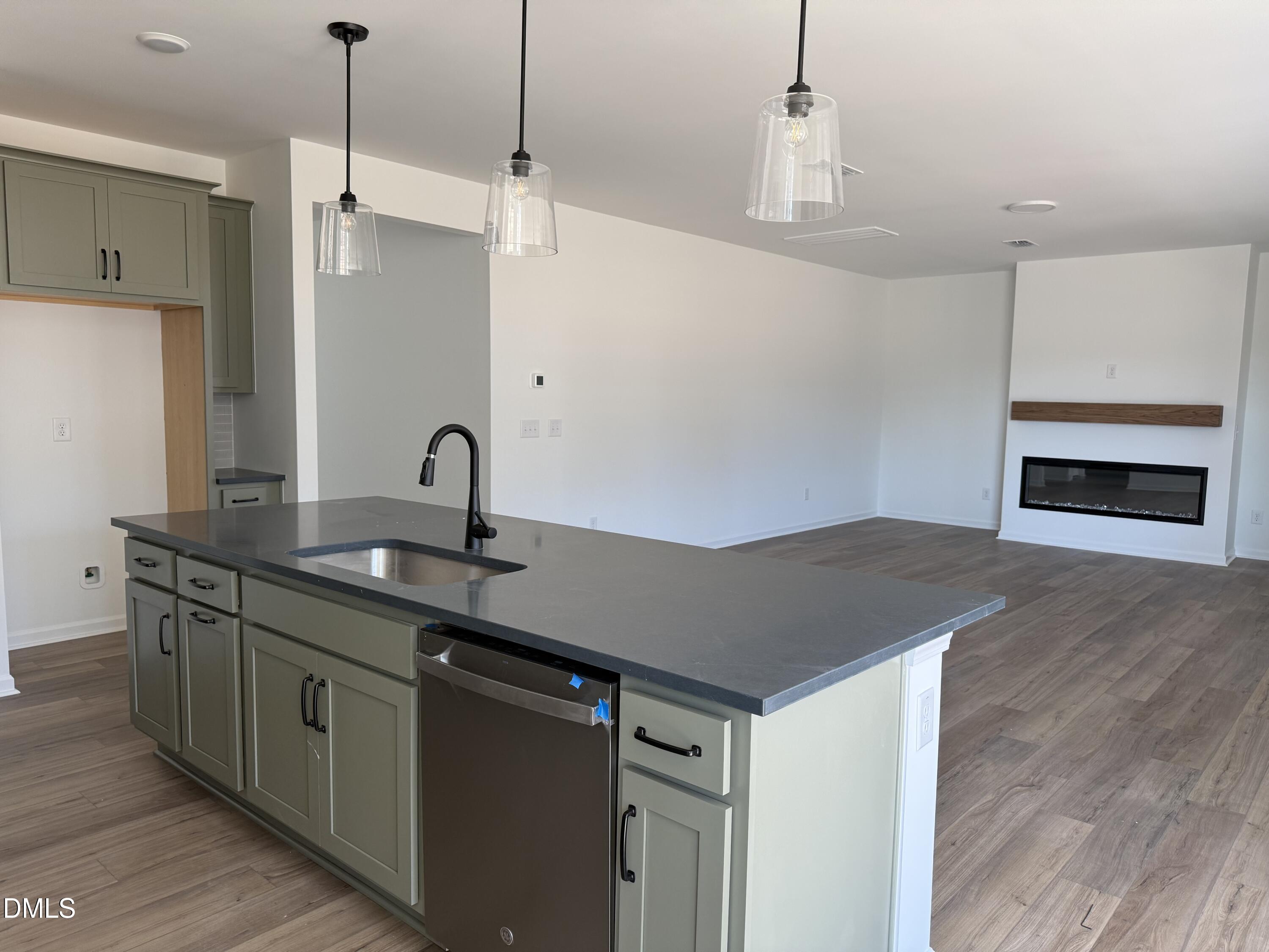 913 Fetching Place 376