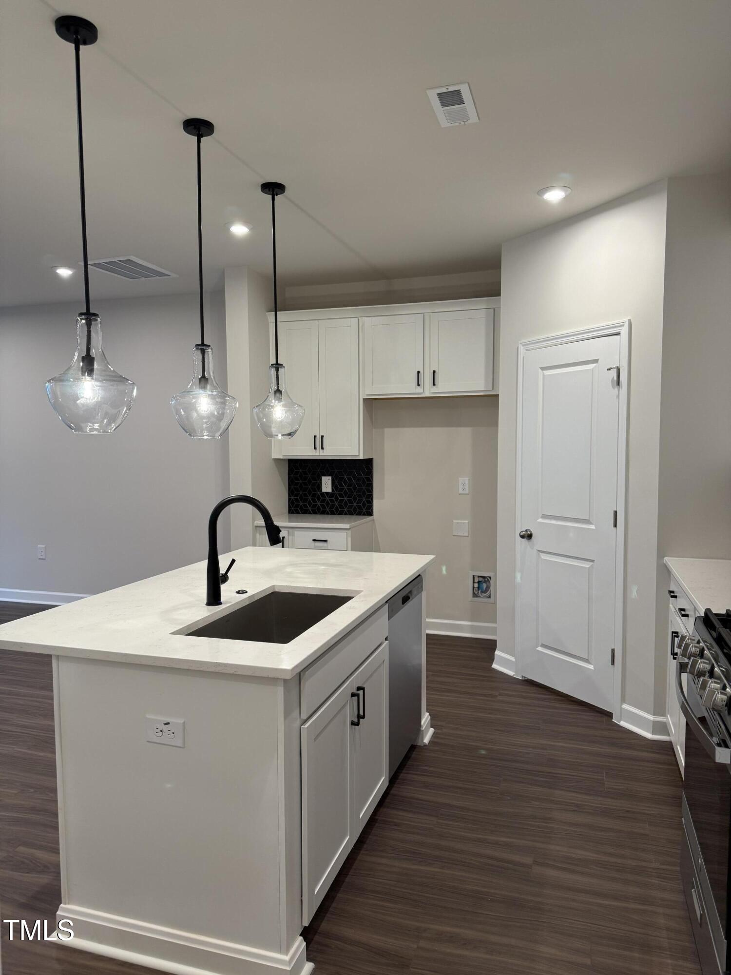 605 Hyperion Alley