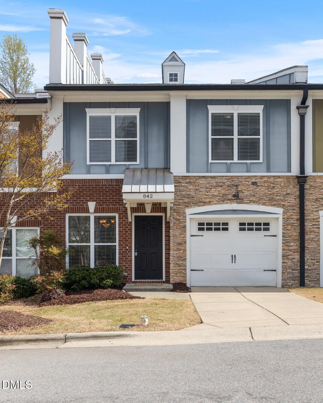 842 Queen City Crescent