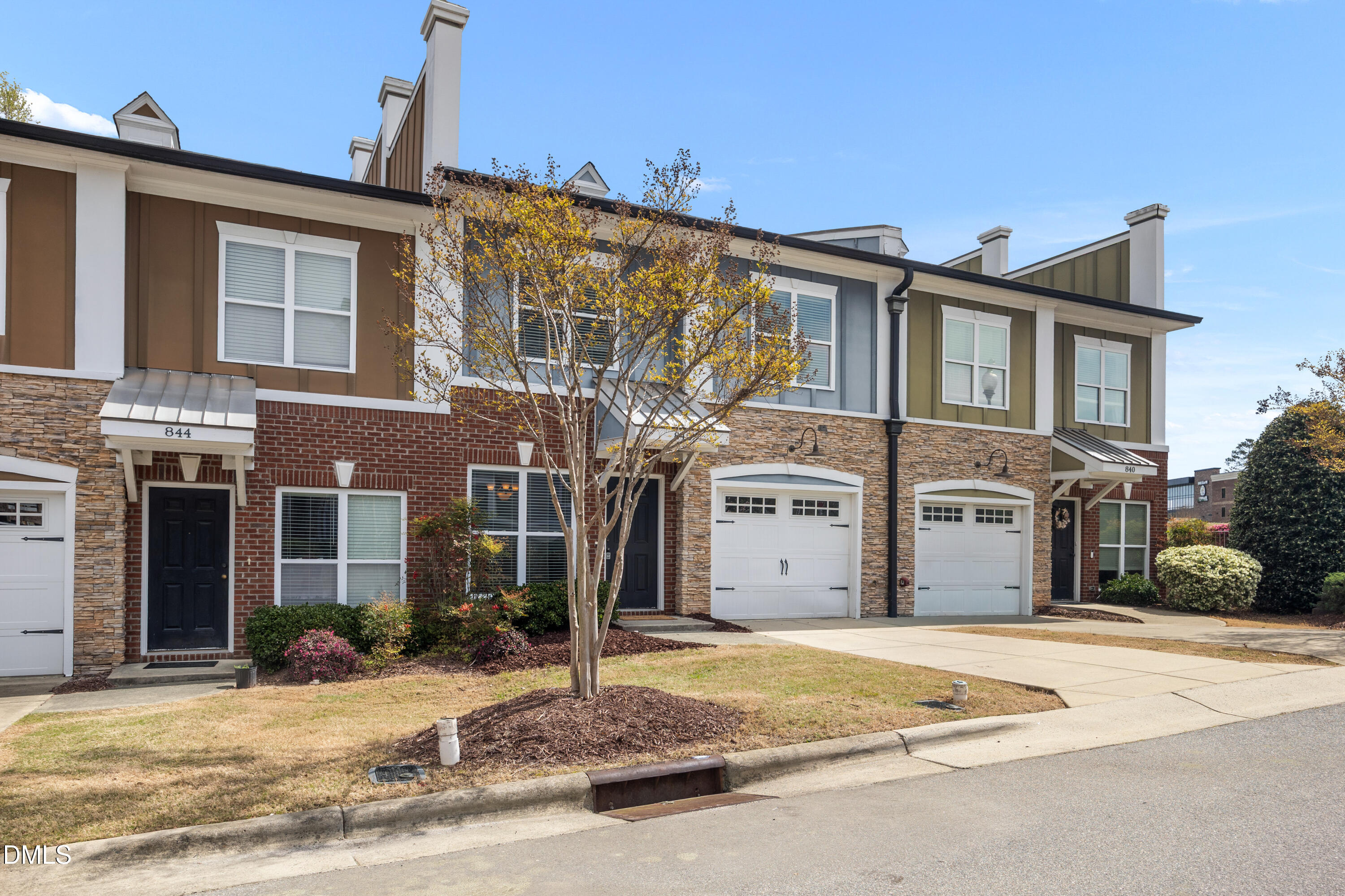 842 Queen City Crescent