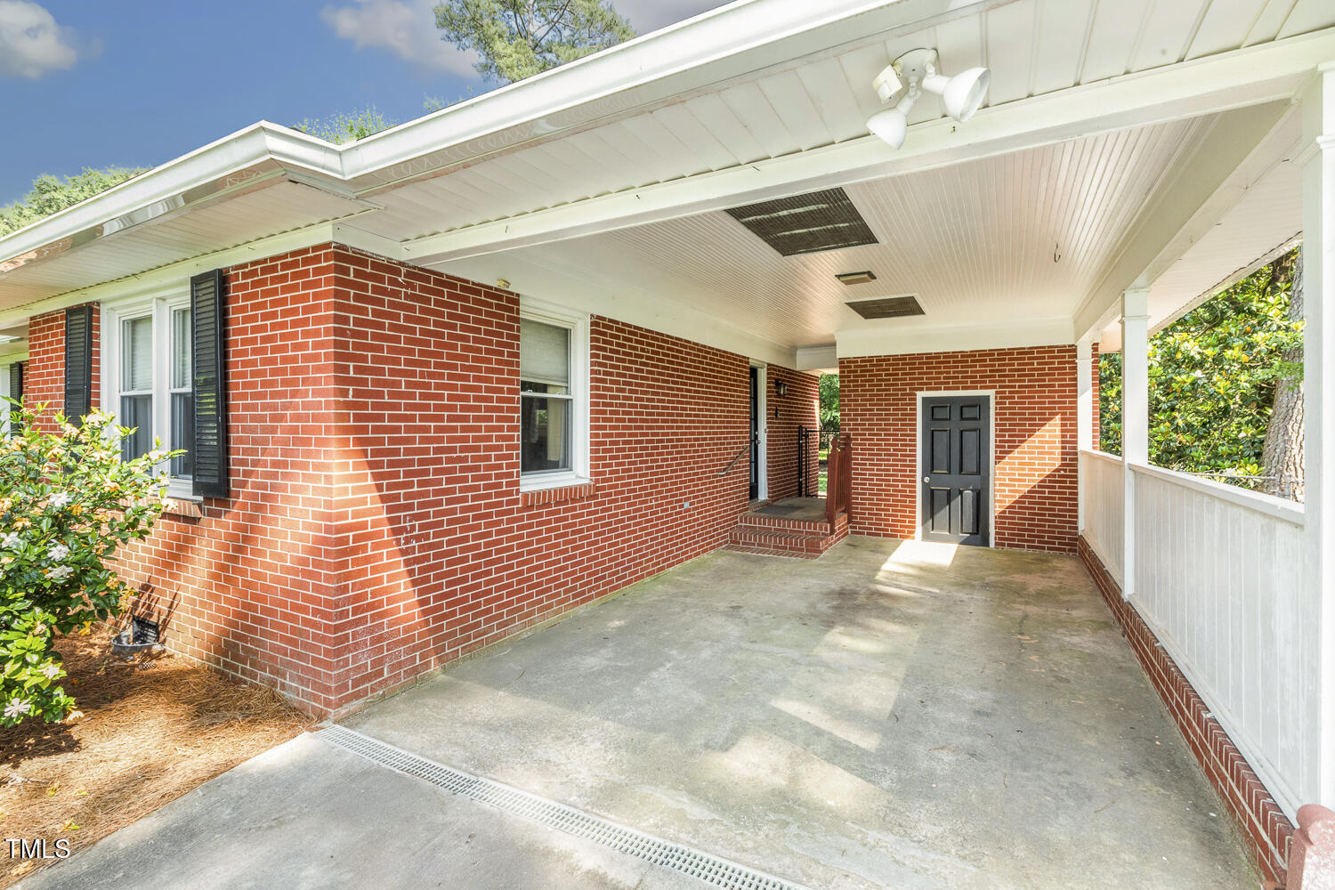 780 Leslie Campbell Avenue