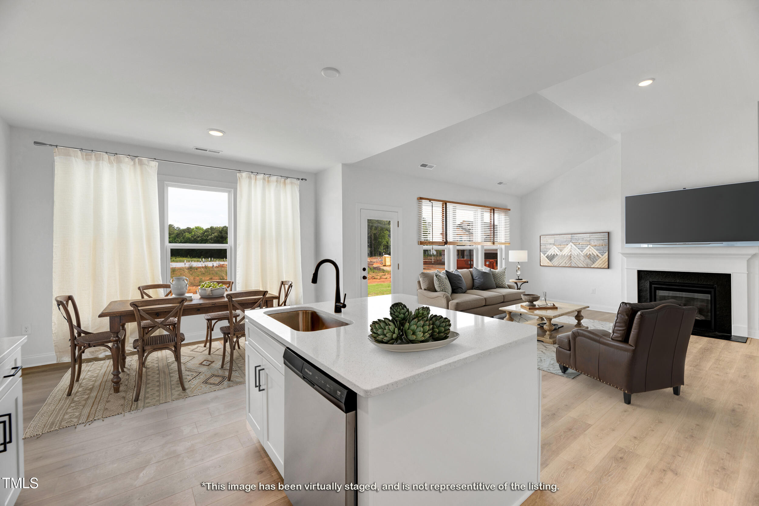 104 W Fountainhead Lane