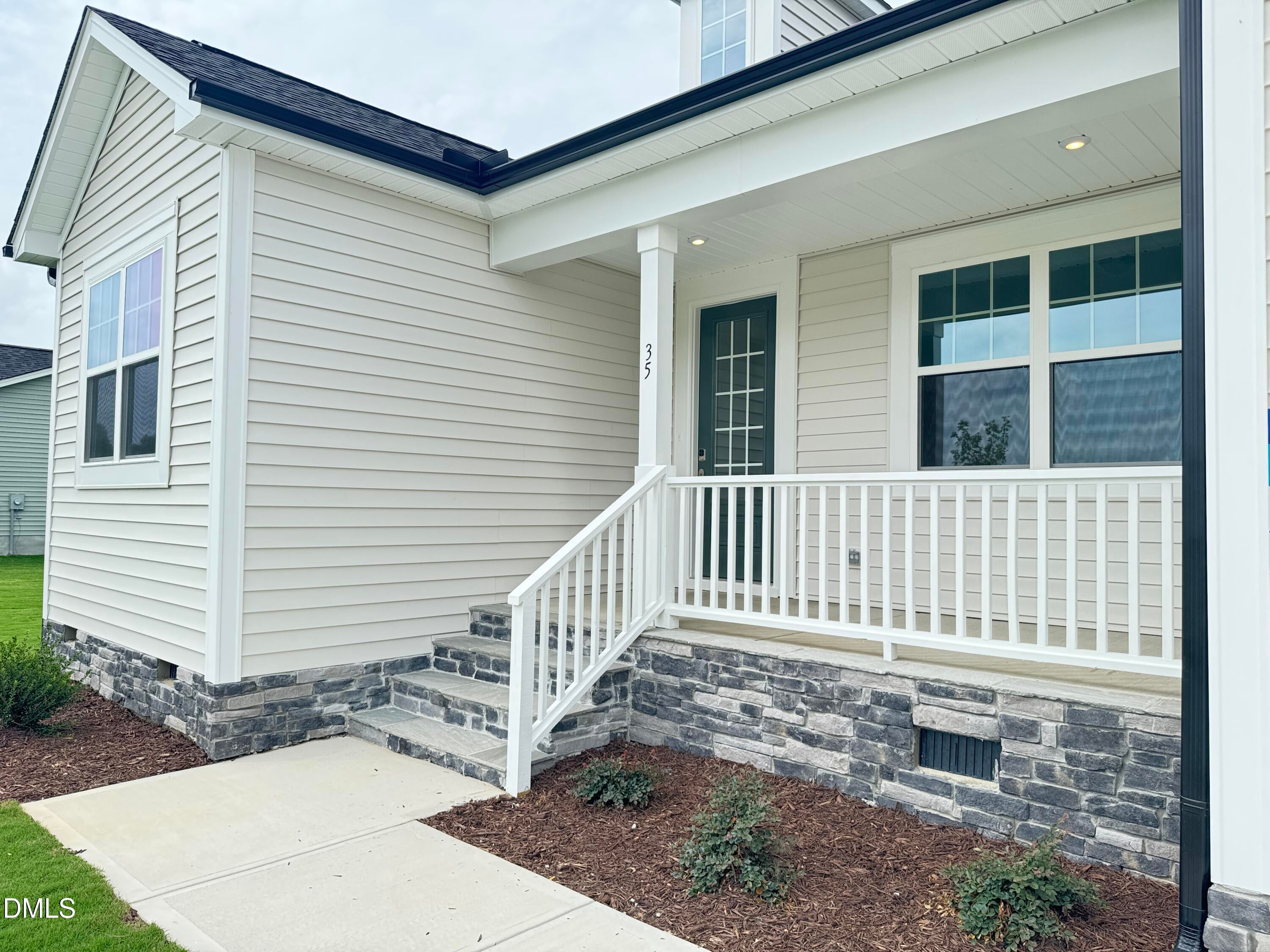 35 Windward Place