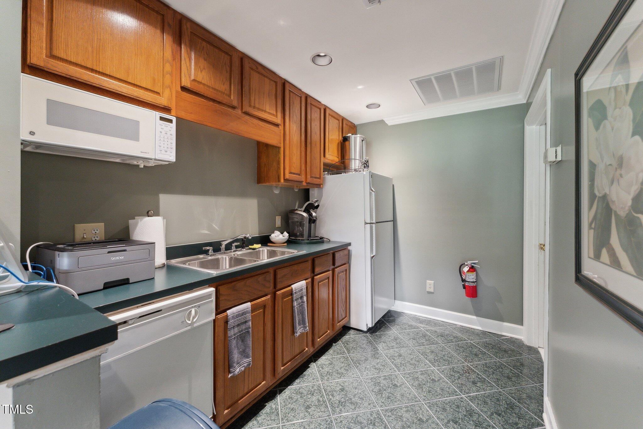 11483 Club Drive
