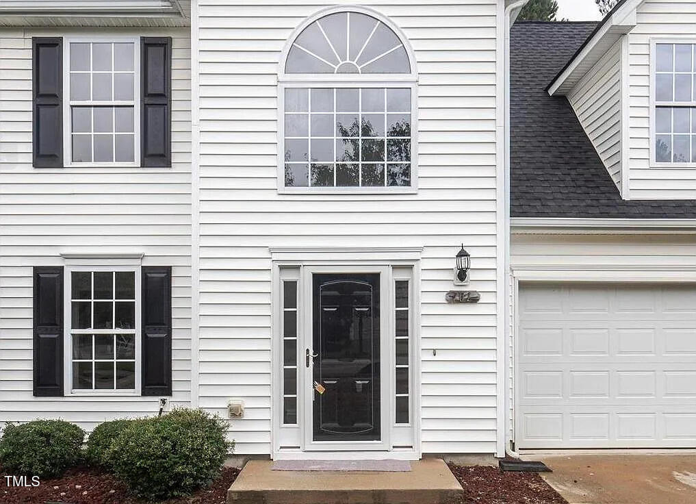 701 Holly Thorn