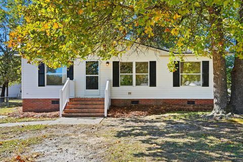27 Tryon Ct W Spring Lake NC 28390