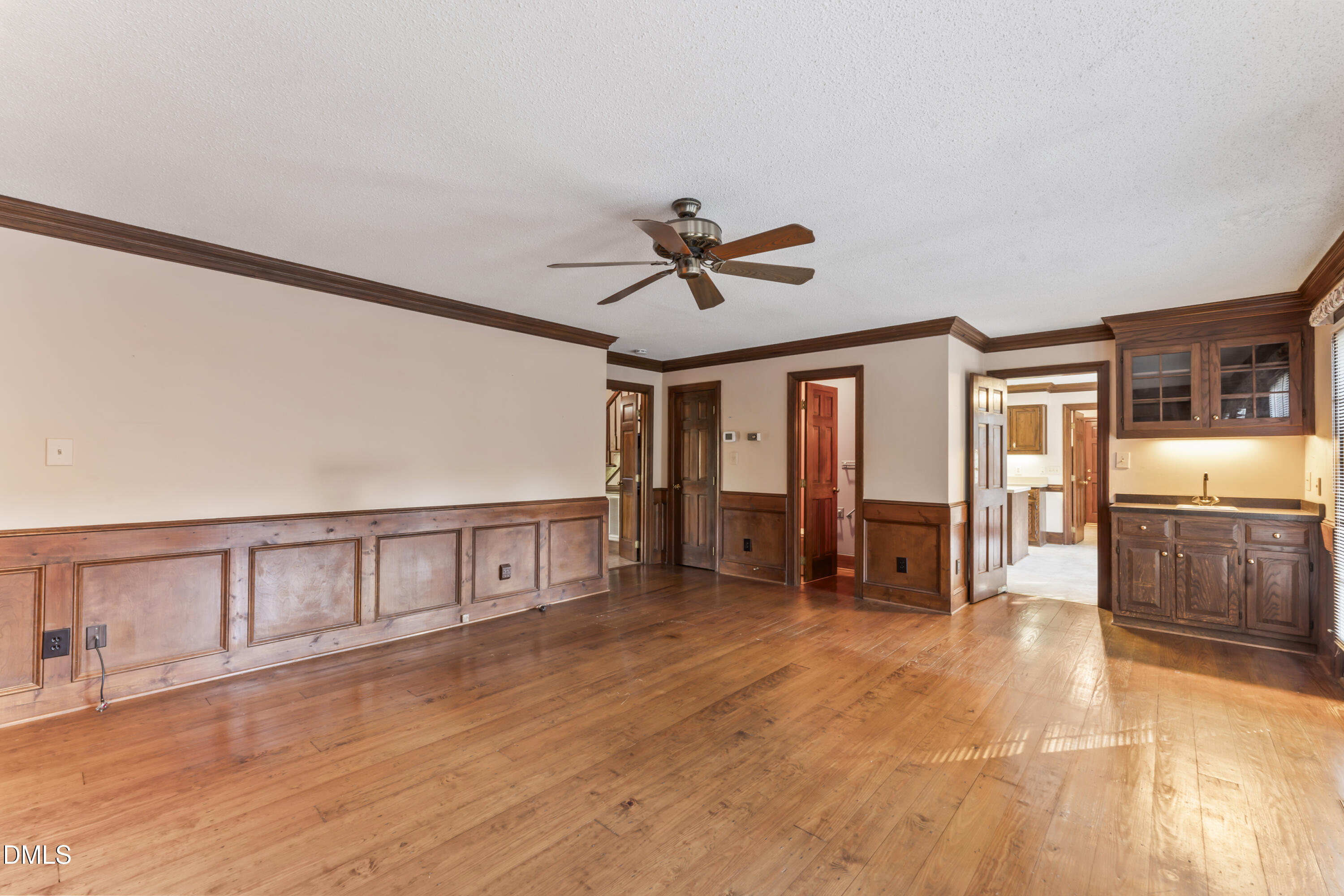 909 Willow Run South Drive