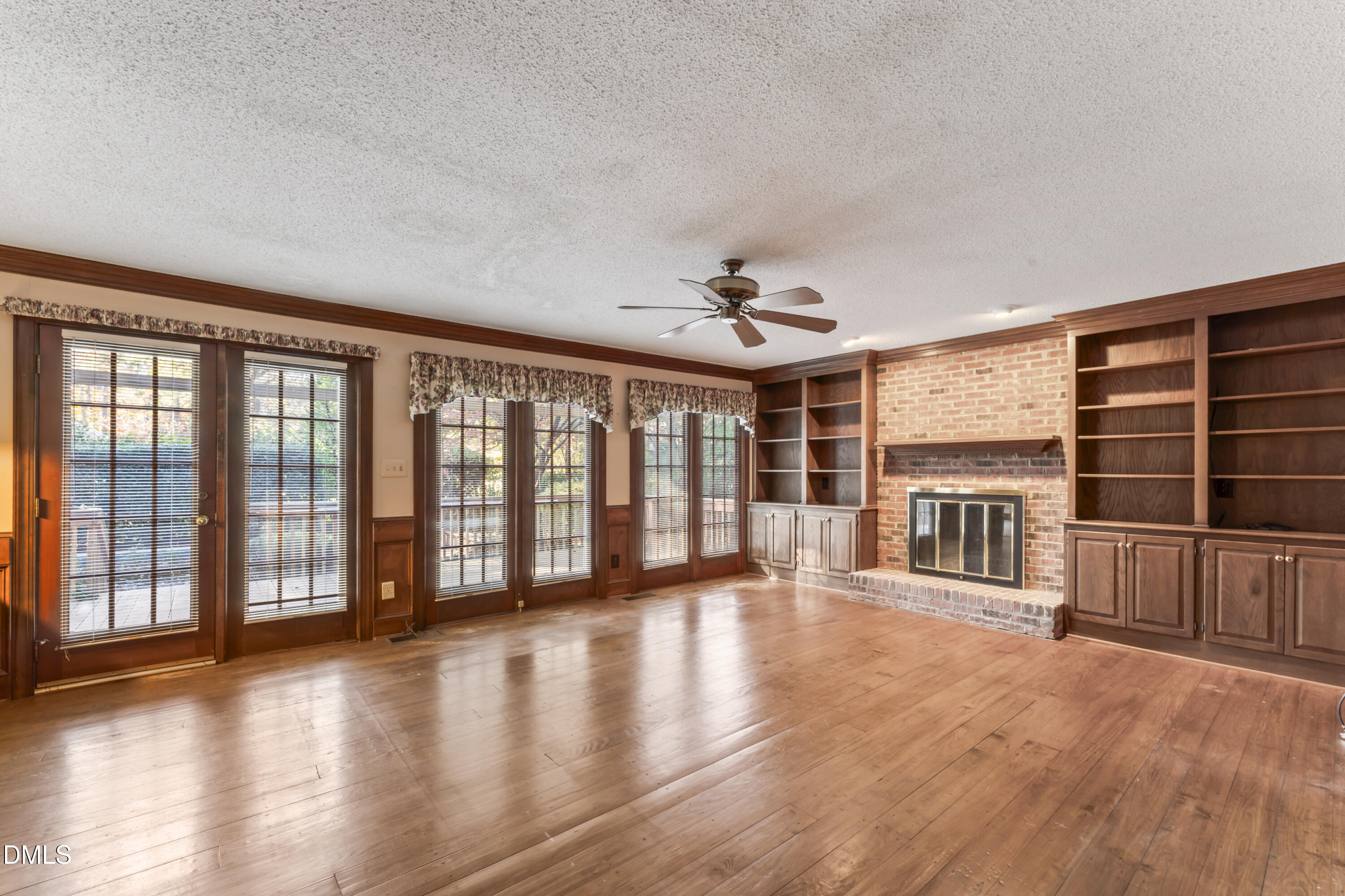 909 Willow Run South Drive