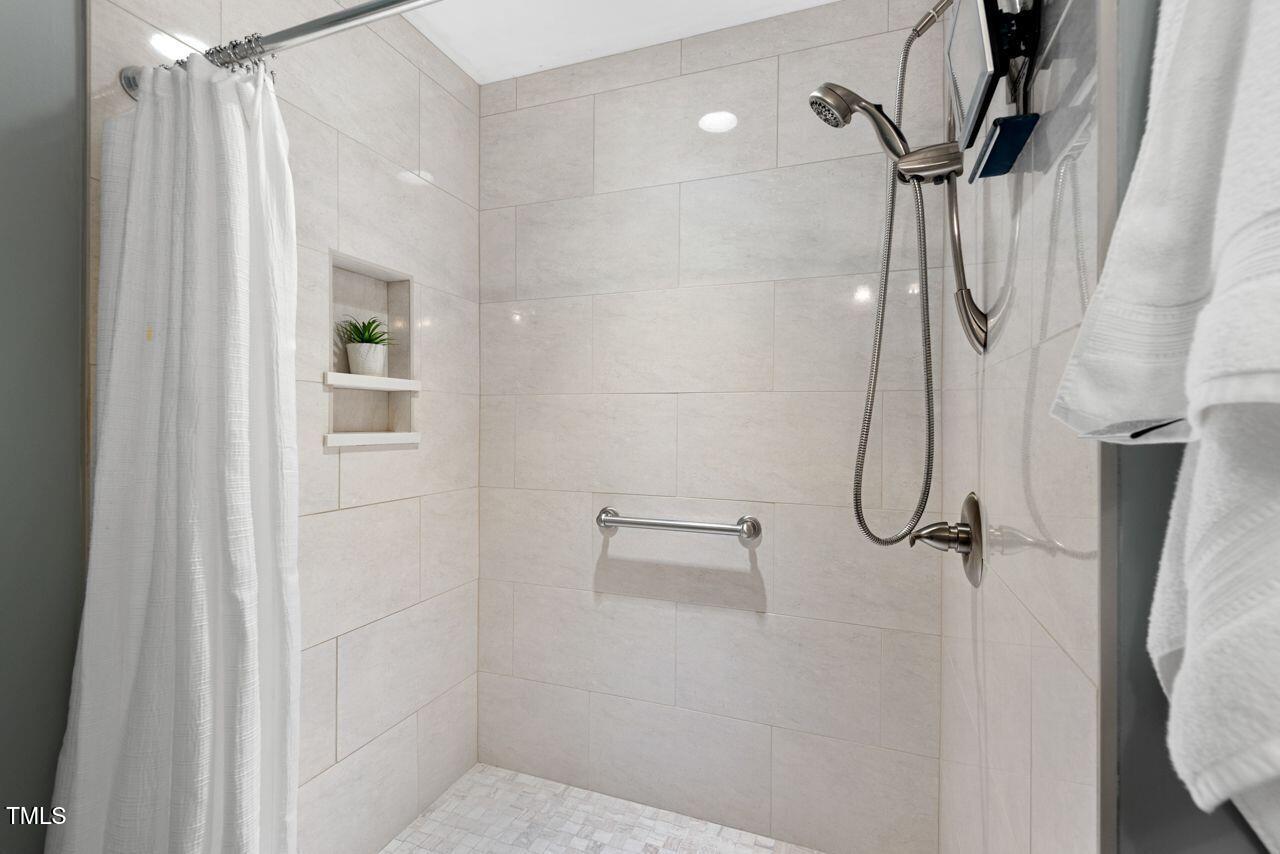 Hillsborough, North Carolina 27278, United States, 4 Bedrooms Bedrooms, ,3 BathroomsBathrooms,Residential,Pending,141377