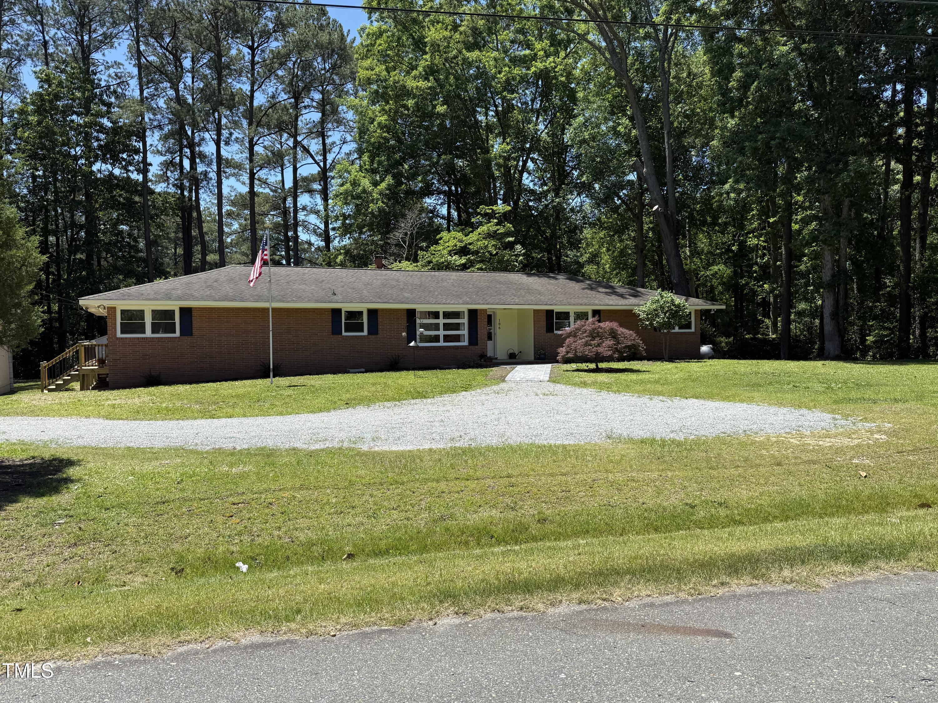 106 N Lakeside Drive