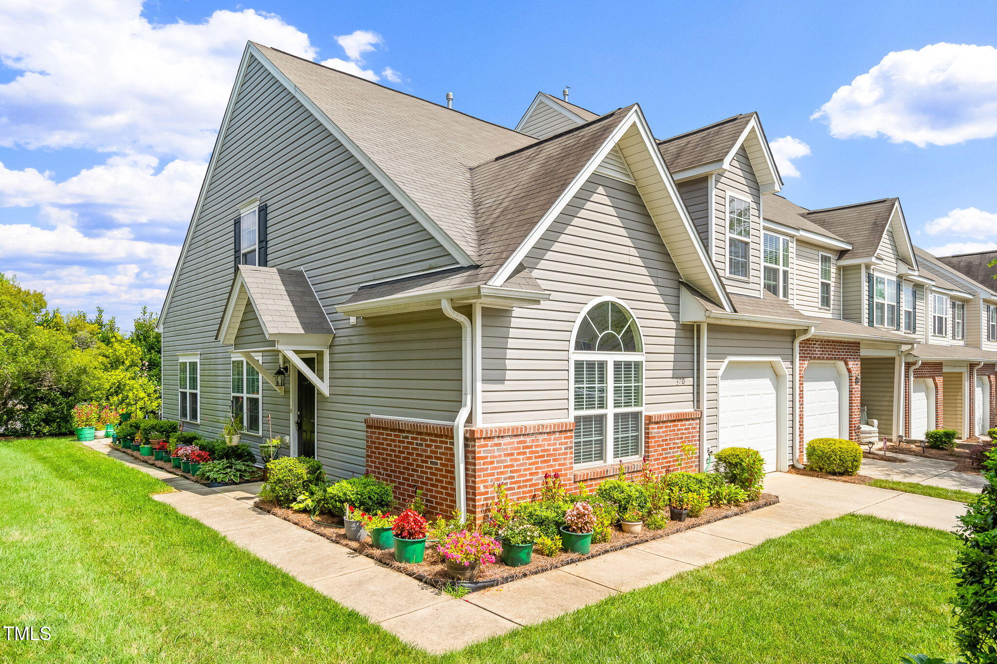 320 Robyn'S Glen Circle Circle