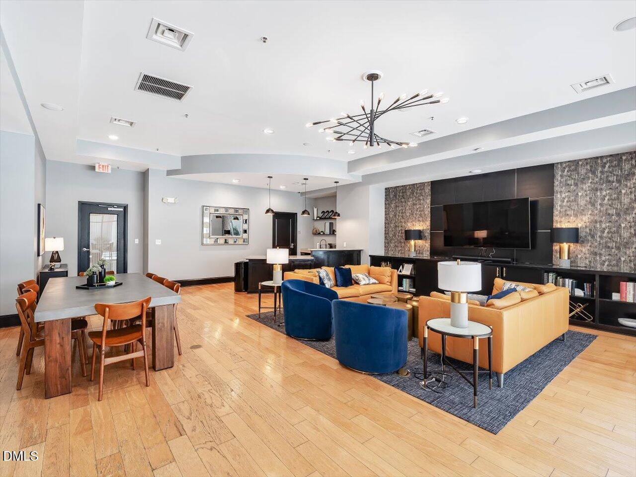 222 Glenwood Avenue 304