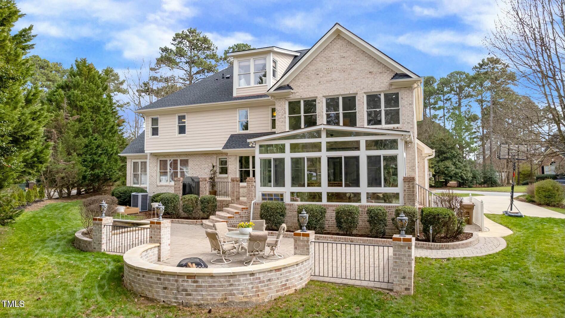 325 Hogans Valley Way