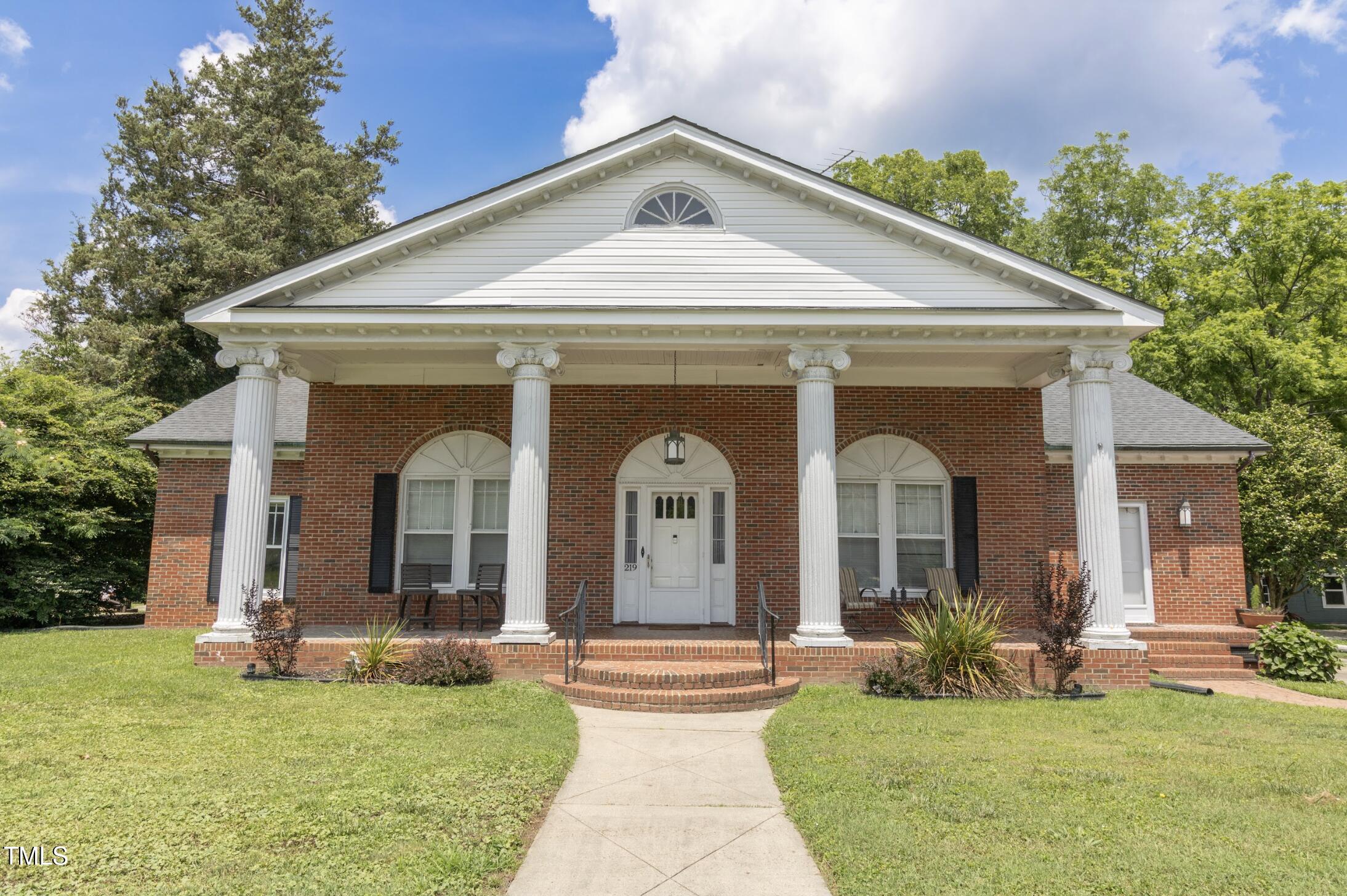 219 E Nash Street