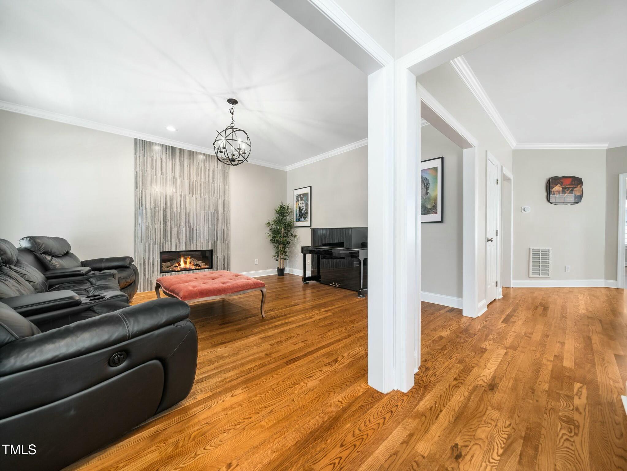 915 Edgewater Circle