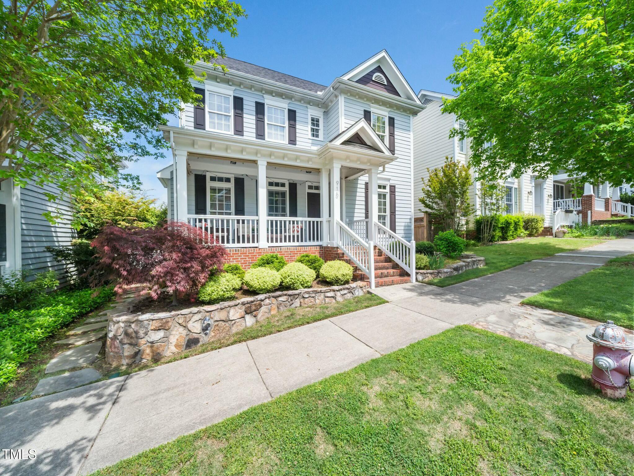 915 Edgewater Circle