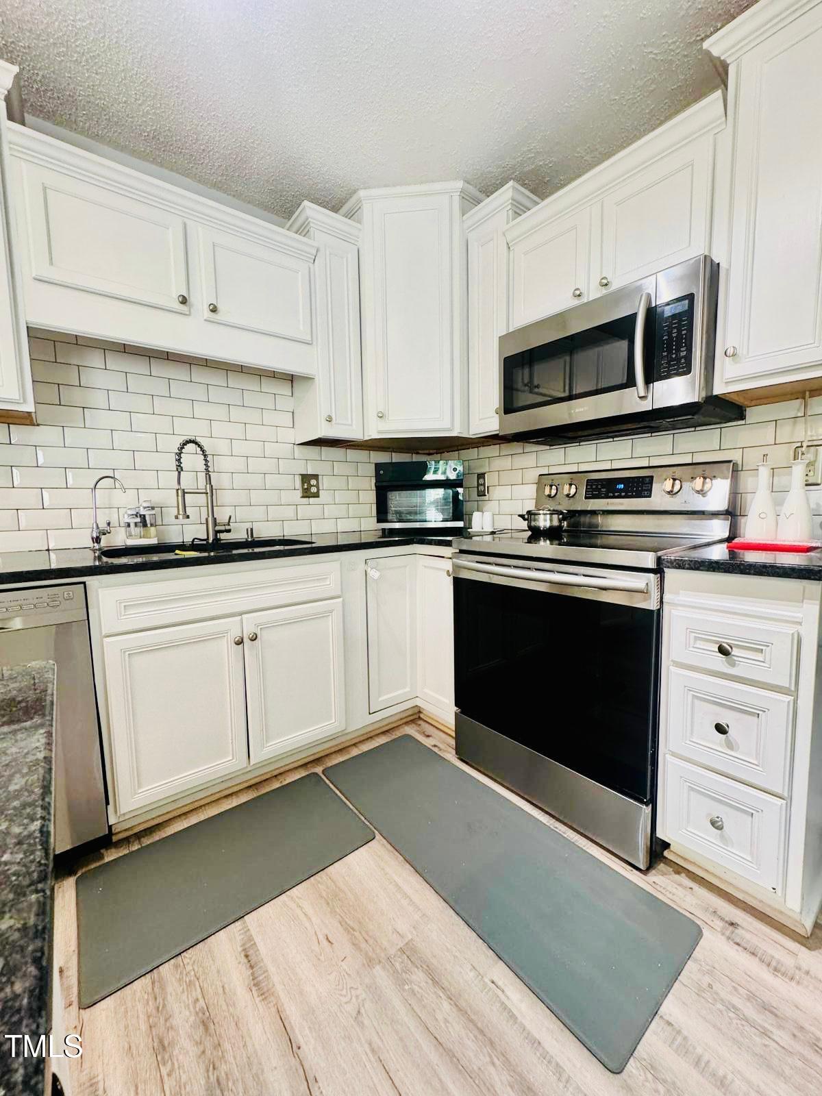 4208 Reddington Trail