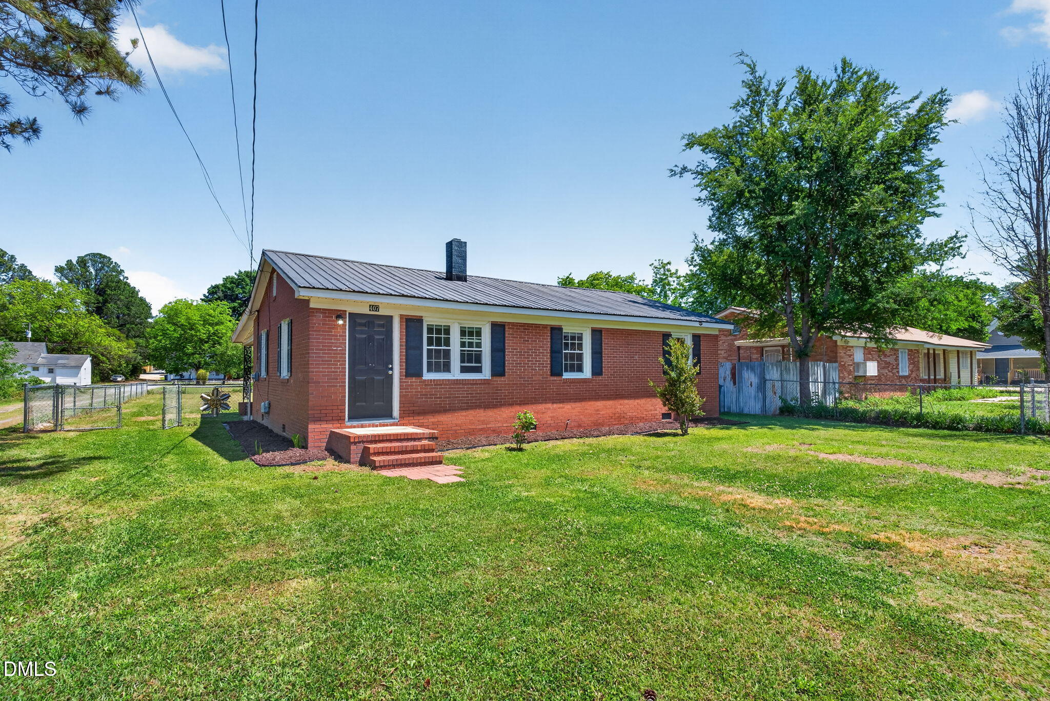 407 E Pearsall Street
