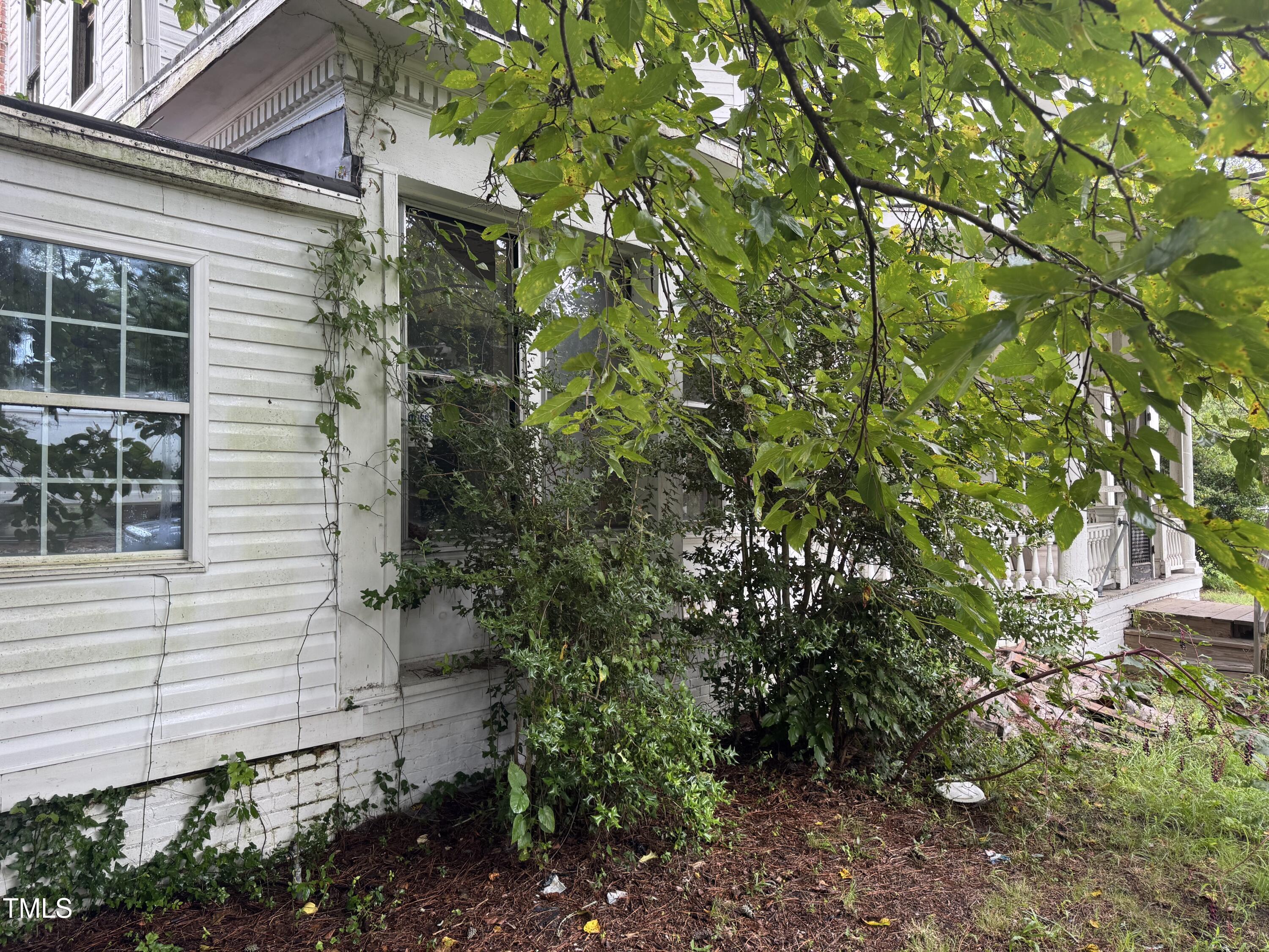 103 W Burnette Avenue