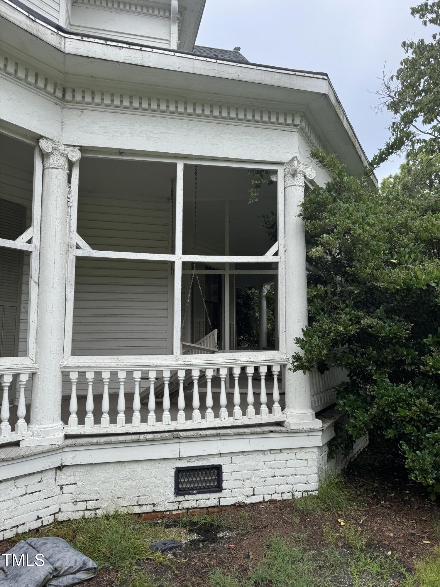 103 W Burnette Avenue