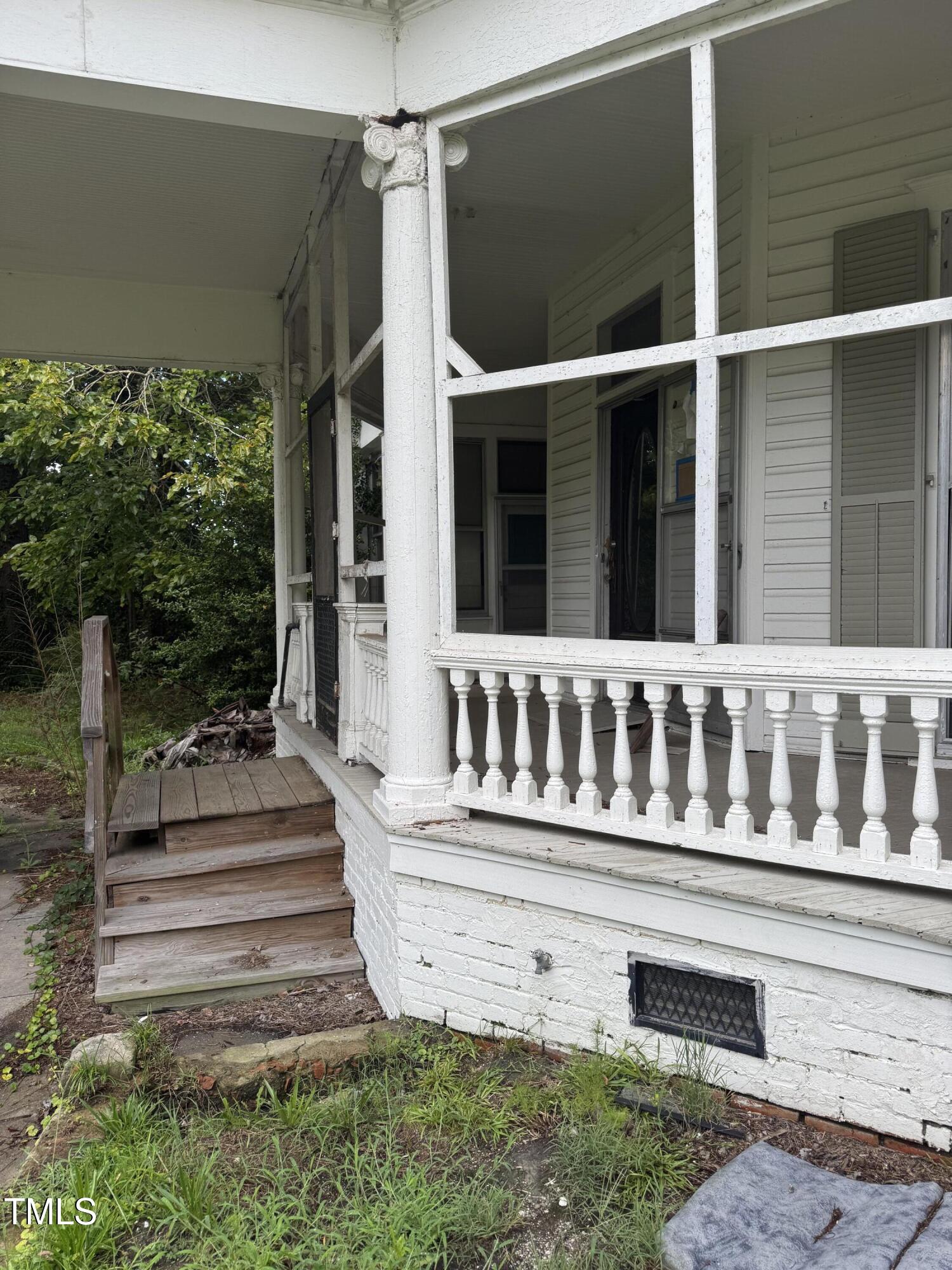 103 W Burnette Avenue
